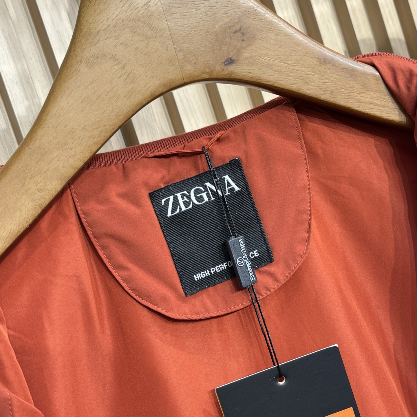 EZ25FW男装春夏新品Motorin 100cc微纤维短夹克!提供了红、白、黑三种经典颜色款式 ，整体