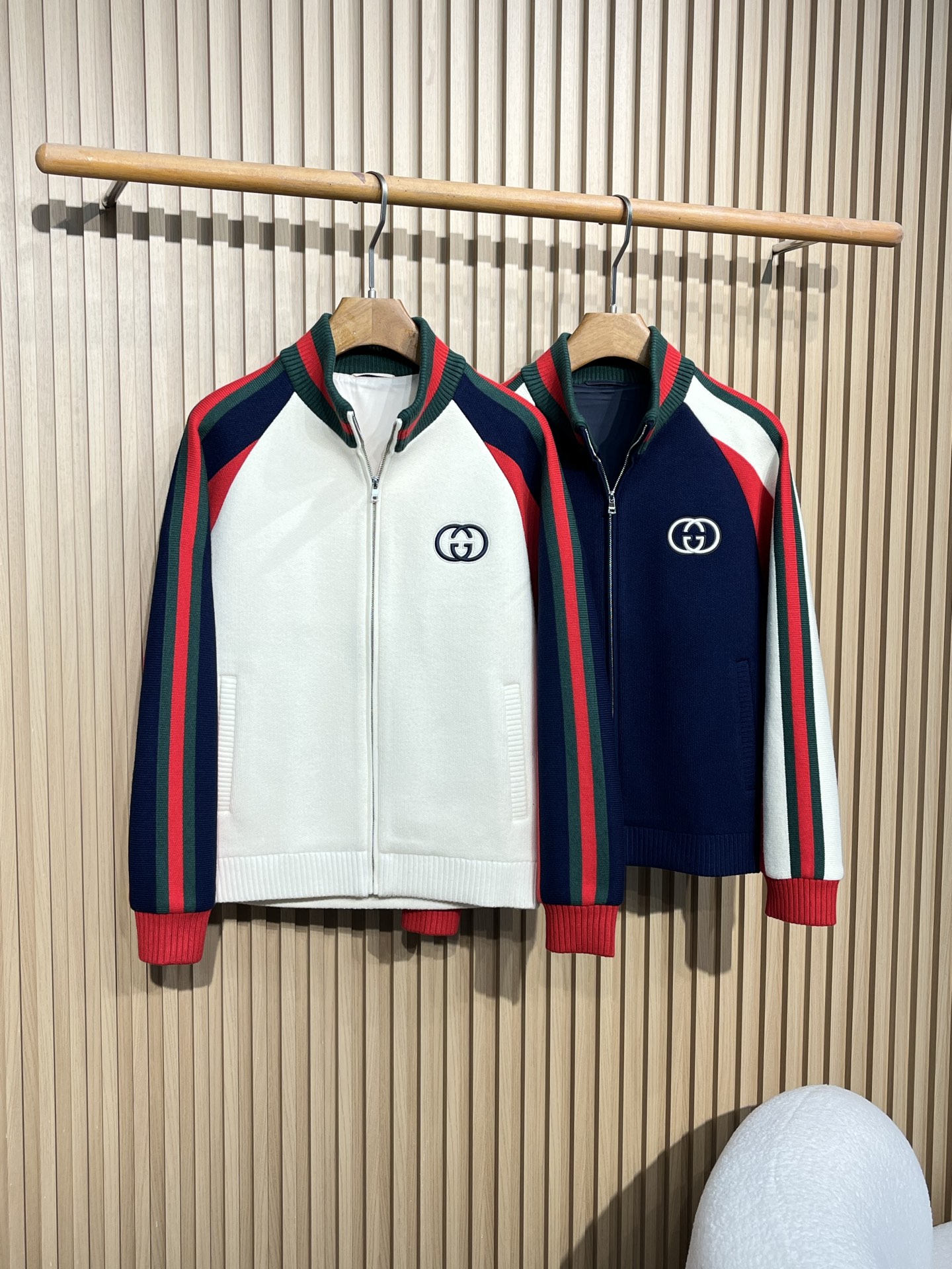 NO:518401,GU25FW autumn and winter new imported viscose blended knitted zippered collar jacket, classic logo embroidered casual cardigan jacket for men and women!  Trading companies have sparse channels and are on sale on the leading official website!  G Home's new knitted cardigan has become a favorite in the fashion industry with its high-quality fabrics, unique design highlights and the characteristics of the same style as men and women!  This cardigan is made of 40 viscose fiber 43 polyester fiber 17 nylon blended yarn, paired with the inner part of the polyester fiber, carefully woven through high-density elastic knitting process. It is not only soft and firm, but also has excellent warmth and protection, allowing you to feel warm and care in the cold seasons!  The classic letter logo embroidery on the chest is simple but exquisite, not only highlighting the unique charm of the brand, but also highlighting the wearer's high-end identity symbol!  The convenient zipper-style tilt design allows you to be more flexible and comfortable when wearing it. Whether you are wearing it open or zipping, you can easily interpret different fashion styles!  The unique three-color splicing design not only adds to the layering of the clothing, but also provides you with more possibilities for outfitting!  Whether it is casual travel or daily outfits, you can easily control various occasions!  Color off-white, dark blue Size 48-56 Size reference Size 48: Rotary sleeve length 76 bust 108 garment length 64 Size 50: Rotary sleeve length 78 bust 112 garment length 65 Size 52: Rotary sleeve length 80 bust 116 garment length 66 Size 54: Rotary sleeve length 82 bust 120 garment length 67 Size 56: Rotary sleeve length 84 bust 124 garment length 68, gucci, jackets & coats, jackets & coats, alexander wang19860909GU25FW秋冬新款进口粘纤混纺针织拉链立领夹克,男女同款经典标志刺绣休闲开衫外套！贸易公司渠道稀出,领先官网发售！G家新款针织开衫以其高品质的面料、独特的设计亮点以及男女同款的特点,成为了时尚界的宠儿！ 这款开衫采用客供定制的40粘纤43聚酯纤维17锦纶混纺纱线,搭配聚酯纤维的内里,经过高密度弹性针织工艺精心织造,不仅柔软紧致,穿着舒适,还具备优异的保暖性能,让您在寒冷季节也能感受到温暖与呵护！胸前经典字母标识刺绣,简约而不失精致,不仅彰显了品牌的独特魅力,更凸显了穿着者的高奢身份象征！便捷的拉链式开襟设计,让您在穿搭时更加灵活自如,无论是敞开穿着还是拉上拉链,都能轻松演绎出不同的时尚风格！独特的三色拼接设计,不仅增添了服装的层次感,还为您提供了更多的穿搭可能！无论是休闲出行还是日常穿搭,都能让您轻松驾驭各种场合！ 颜色米白色、深蓝色 尺码48-56 尺寸参考 48码:肩袖长76胸围108衣长64 50码:肩袖长78胸围112衣长65 52码:肩袖长80胸围116衣长66 54码:肩袖长82胸围120衣长67 56码:肩袖长84胸围124衣长68,,gucci,jackets & coats,jackets & coats,alexander wang,Men's clothing