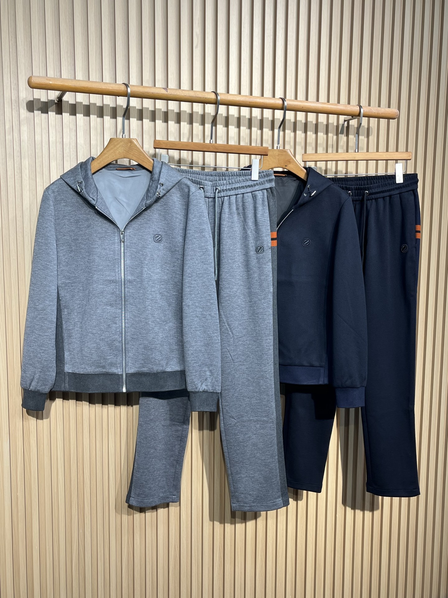 NO:547182,EZ25FW autumn new imported wool blended sports sweatshirt set, men's fashionable drawstring zipper hoodie jacket casual straight hoodie set!  Trading companies have sparse channels and are released on the official website at the same time!  The perfect fusion of urban leisure and fashion trends. Whether it is weekend leisure time or daily travel combination, this suit can make you the brightest scenery on the street!   The fabric is made of customized wool blended materials. This unique choice makes the entire set of clothing have an incomparable ultimate comfort compared to ordinary sweatshirt fabrics on the market!  The natural softness of wool combined with the durability of blended fibers not only ensures the skin-friendly feeling when worn, but also ensures the durability of clothes!  The delicateness and warmth between touch seems to instantly dispel the coolness of morning and evening, bringing a comfortable experience like autumn!  What is even more amazing is that this sweatshirt set also puts a lot of effort into the styling design. The crisp tailoring and drooping texture make every item look particularly stylish!  The knitted ribbed splicing design not only enhances the elasticity and fit of the clothes, but also highlights the high-end texture in the details!  The careful control of quad weight makes the whole set of clothing more visually thicker and more weighty, revealing an self-evident sense of high-end!  The details fully demonstrate the brand's tone. The iconic leather drawstring design is not only practical, but also inadvertently revealing the unique charm of the brand!  Every detail of these has been carefully polished and has a sophisticated look, making people feel the brand’s ingenuity at a glance!  The selection of hardware and accessories should not be underestimated. From zippers to buckles, every hardware has been strictly screened to ensure high quality and cannot be picked!  This not only improves the durability of the entire set of clothing, but also highlights the brand's pursuit of quality in details!  The combination of zippered hooded sweatshirt jacket and drawstring ties has pushed the practicality and fashion sense of this sweatshirt suit to a new level!  Whether it is a complete set of upper bodies or a single combination, you can easily control various occasions and show your unique personal charm!  The entire set is available for sale and cannot be split!  Color flower gray, navy blue Size M-3XL Top size reference M size shoulder width 43 bust 106 sleeve length 63 clothes length 65 L size shoulder width 44 bust 64 sleeve length 66 XL size shoulder width 45 bust 114 sleeve length 65 clothes length 67 2XL size shoulder width 46 bust 118 sleeve length 66 clothes length 68 3XL size shoulder width 47 bust 122 sleeve length 67 clothes length 69 Sleep pants size reference M size waist 74 hip 106 thigh circumference 60 trousers length 103 L size waist 78 hip circumference thigh circumference 62 trousers length 104 XL size waist 82 hip circumference 114 thigh circumference 64 trousers length 105 2XL size waist 86 hip circumference 118 thigh circumference 66 trousers length 106  3XL size waist 90 hip 122 thigh circumference 68 trousers length 107, hoodie, sweatshirts, jackets & coats, hats, alexander wang19860909EZ25FW秋季新款进口羊毛混纺运动卫衣套装,男士时尚抽绳拉链帽衫夹克休闲直筒卫裤套装！贸易公司渠道稀出,同步官网发售！都市休闲与时尚潮流的完美融合体,无论是周末的休闲时光,还是日常的出行搭配,这款套装都能让你成为街头最亮丽的风景线！  其面料采用了客供定制的羊毛混纺材质,这一独特选择,使得整套服装相较于市面上普通的卫衣面料,拥有了无可比拟的极致舒适度！绵羊毛的天然柔软与混纺纤维的耐用性相结合,既保证了穿着时的亲肤感受,又确保了衣物的持久耐用！触摸之间那份细腻与温暖仿佛能瞬间驱散早晚的凉意,带来秋季般的舒适体验！更令人赞叹的是,这套卫衣套装在版型设计上同样下足了功夫,挺括的剪裁与垂顺的质感,让每一件单品都显得格外有型！针织罗纹的拼接设计,不仅增强了衣物的弹性与贴合度,更在细节之处彰显出高级质感！克重的精心把控,使得整套服装在视觉上更加厚重有分量,透露出一种不言而喻的高级感！ 细节更是将品牌调性展现得淋漓尽致,标志性的皮革抽绳设计,不仅实用性强,更在不经意间透露出品牌的独特韵味！这每一处细节都经过精心打磨,品相考究,让人一眼便能感受到品牌的匠心独运！五金辅料的选用也是不容小觑,从拉链到扣环,每一处五金件都经过严格筛选,确保质量上乘、无法挑剔！这不仅提升了整套服装的耐用性,更在细节之处彰显了品牌的品质追求！拉链连帽卫衣夹克与抽绳束脚卫裤的组合,更是将这套卫衣套装的实用性与时尚感推向了新的高度！无论是成套上身还是单穿混搭,都能轻松驾驭各种场合,展现出独特的个人魅力！整套发售,不可拆分！ 颜色花灰色、藏蓝色 尺码M-3XL 上衣尺寸参考 M码肩宽43胸围106袖长63衣长65 L码肩宽44胸围袖长64衣长66 XL码肩宽45胸围114袖长65衣长67 2XL码肩宽46胸围118袖长66衣长68 3XL码肩宽47胸围122袖长67衣长69 卫裤尺寸参考 M码腰围74臀围106大腿围60裤长103 L码腰围78臀围大腿围62裤长104 XL码腰围82臀围114大腿围64裤长105 2XL码腰围86臀围118大腿围66裤长106 3XL码腰围90臀围122大腿围68裤长107,,hoodie,sweatshirts,jackets & coats,hats,alexander wang,Men's clothing