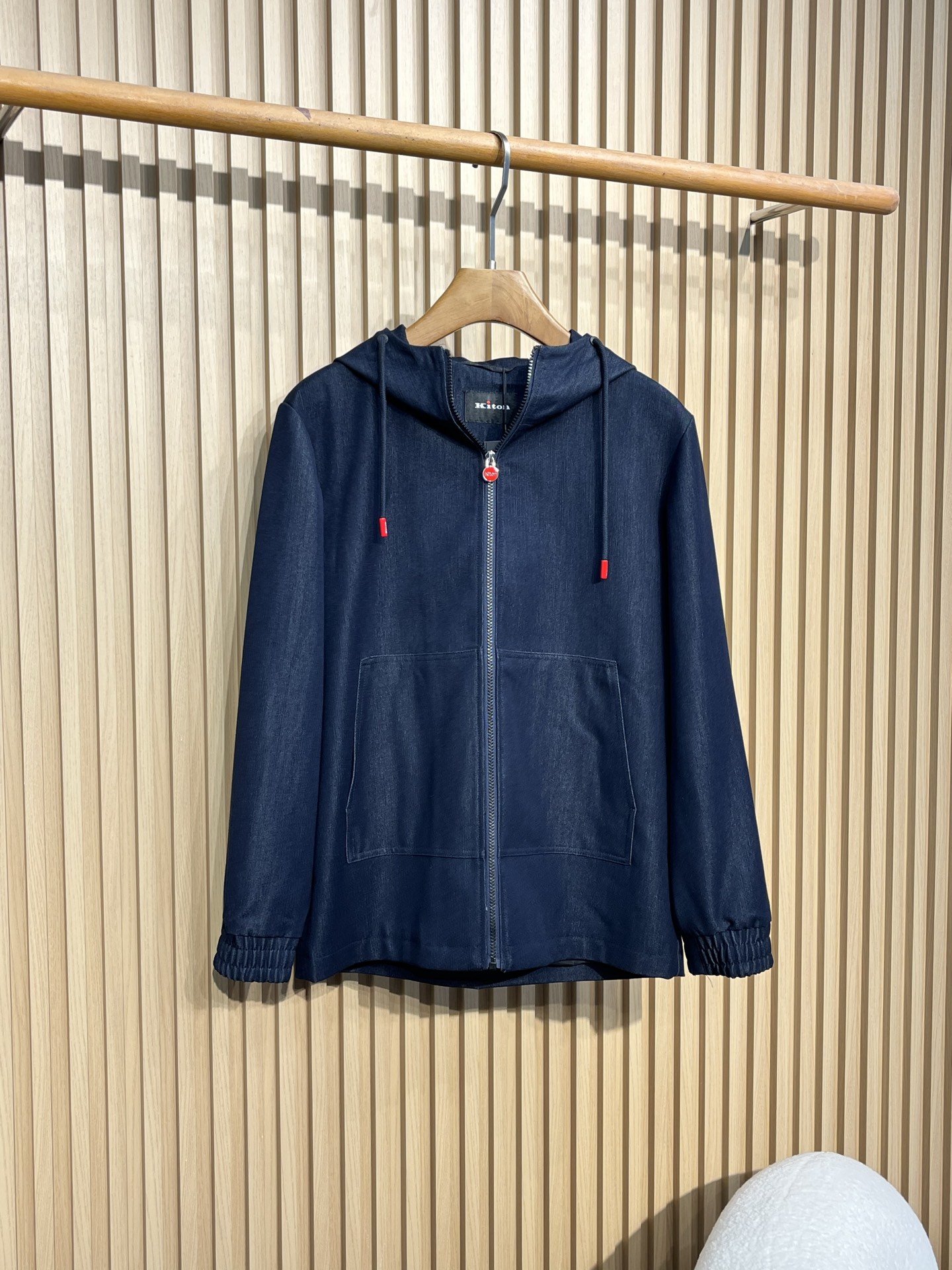 NO:514927,KT Kiton Denim jackets are made of selected Japanese Kurabo denim, known as the 'king of denim cloth'. They are known for their excellent texture and durability. The iconic red buttons are the finishing touch. Kiton denim jacket stands out for its unique charm and has become an indispensable classic item in the wardrobe. In terms of design, Kiton denim jacket adheres to the concept of simplicity but not simple. The smooth cutting lines outline a straight figure. The fabric is made of organic cotton as the raw material and is hand-woven on an antique loom, retaining the natural cotton. Softness and breathability, while giving the fabric a unique texture and texture. Through special washing technology, the denim jacket has a natural pure denim color and unique texture, making the fabric look more natural and full of history. In terms of fabric processing, Kiton uses pure hand-made polishing technology to process the fabric more delicate and soft, improving the comfort of wearing. The measurement elements not only increase the fashion sense of the jacket, but also enhance the overall texture. All wearers can find their own uniqueness and confidence in the busy urban life. 48: Shoulder width 45 bust 108 Sleeve length 60 Clothes length 68 50: Shoulder width 46 Bust 112 Sleeve length 61 Clothes length 69 52: Shoulder width 47 Bust 116 Sleeve length 62 Clothes length 70 54: Shoulder width 48 Bust 120 Sleeve length 63 Clothes length 71 56: Shoulder width 48 Bust 124 Sleeve length 64 Clothes length 72,,jackets & coats,alexander wang19860909KT Kiton 牛仔外套采用甄选日本Kurabo丹宁布,被誉为“丹宁布之王”,以其出色的质感和耐用性著称,标志性的红色钮扣,堪称点睛之笔,Kiton牛仔外套以其独特的魅力脱颖而出,成为衣橱中不可或缺的经典单品.在设计上,Kiton牛仔外套秉持了简约而不简单的理念.流畅的剪裁线条,勾勒出挺拔的身姿,面料以有机棉为原料,在古董织布机上手工纺织而成,保留了棉质的天然柔软与透气性,同时赋予面料独特的纹理和质感,通过特殊的水洗工艺,赋予牛仔外套自然纯粹的牛仔色泽和独特的质感,使面料看起来更加自然、充满历史感.在面料处理上,Kiton采用纯手工打磨技术,将面料处理得更加细腻、柔软,提升穿着的舒适度.计元素不仅增加了外套的时尚感,也提升了整体的质感.让每一位穿着者都能在繁忙的都市生活中找到属于自己的那份独特与自信. 48:肩宽45 胸围108 袖长60 衣长68 50:肩宽46 胸围112 袖长61 衣长69 52:肩宽47 胸围116 袖长62 衣长70 54:肩宽48 胸围120 袖长63 衣长71 56:肩宽48 胸围124 袖长64 衣长72,,jackets & coats,alexander wang,Men's clothing