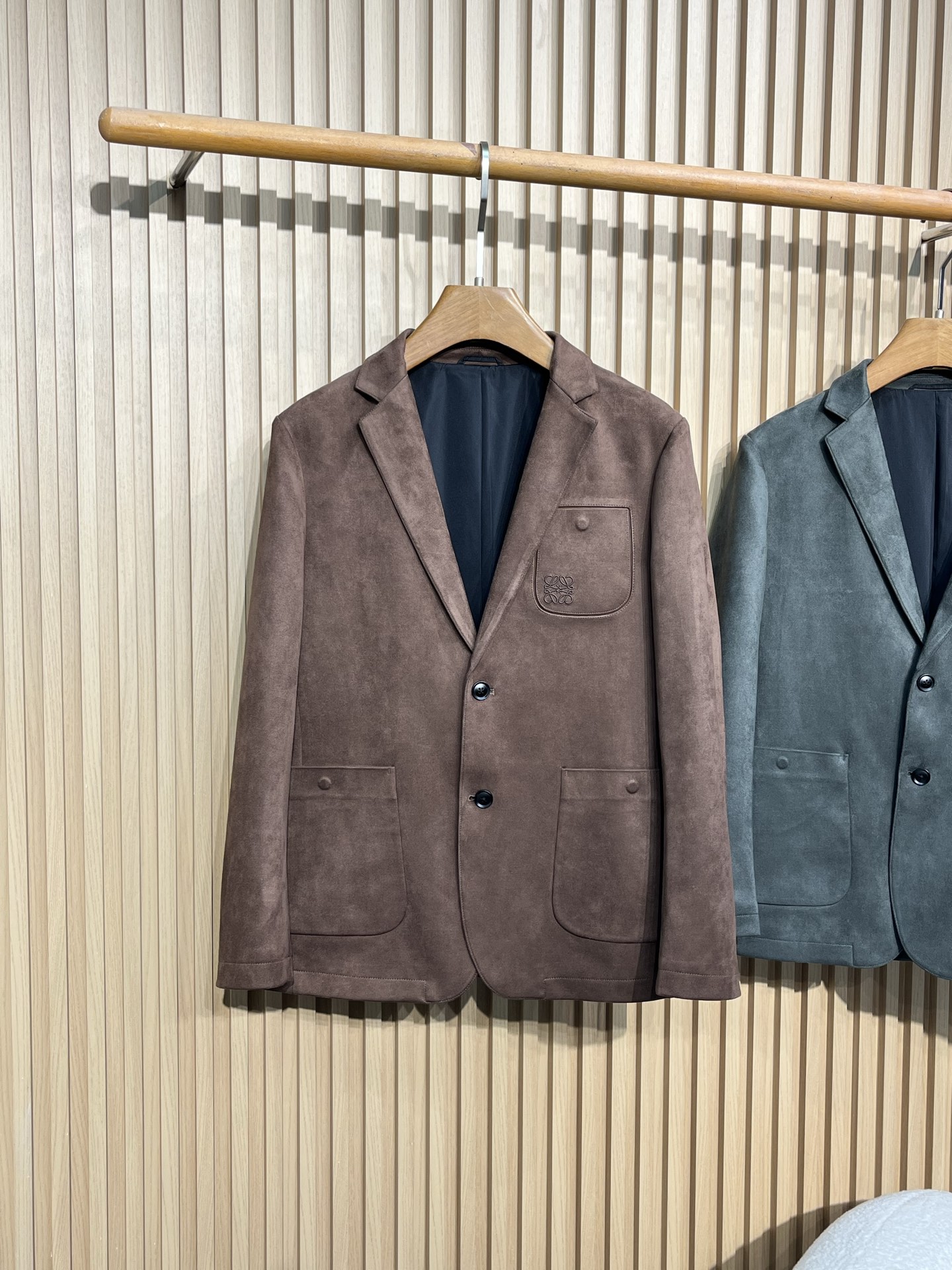 “Autumn Green Velvet Recreational Suit: Men’s Fashion Bouquet Bag & Queenie Jacket” - 图片 5