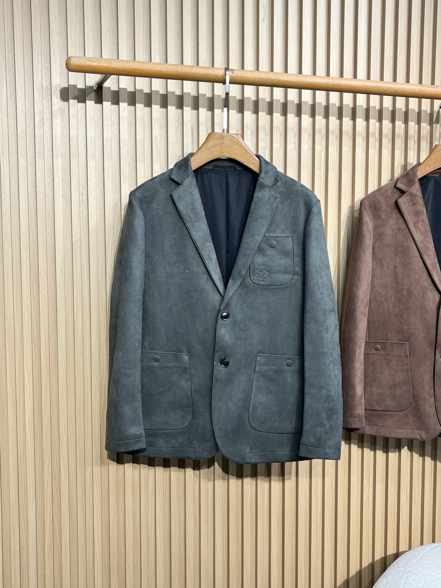 “Autumn Green Velvet Recreational Suit: Men’s Fashion Bouquet Bag & Queenie Jacket” - 图片 6