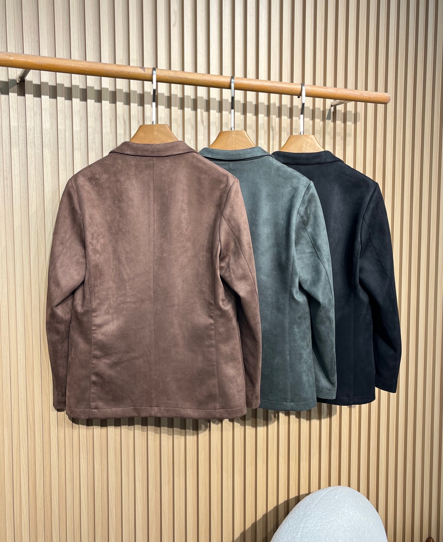 “Autumn Green Velvet Recreational Suit: Men’s Fashion Bouquet Bag & Queenie Jacket” - 图片 3