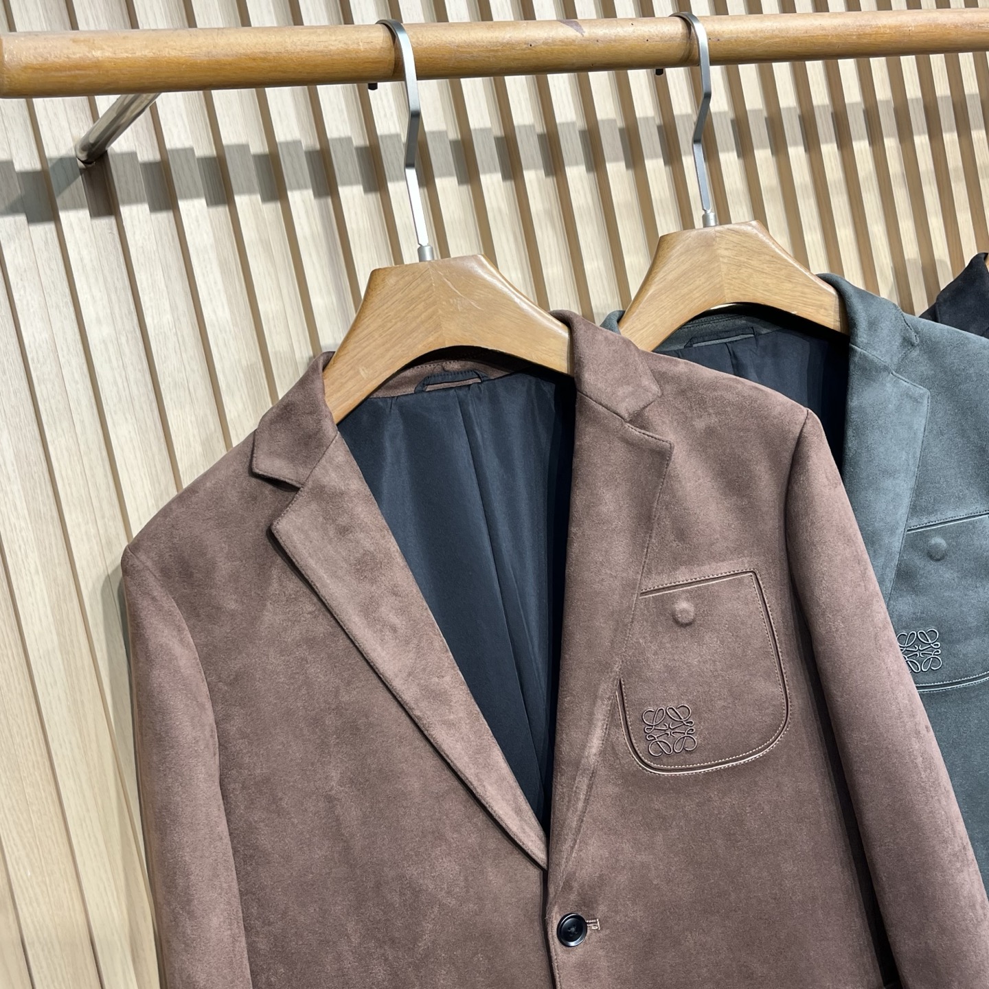 “Autumn Green Velvet Recreational Suit: Men’s Fashion Bouquet Bag & Queenie Jacket” - 图片 8