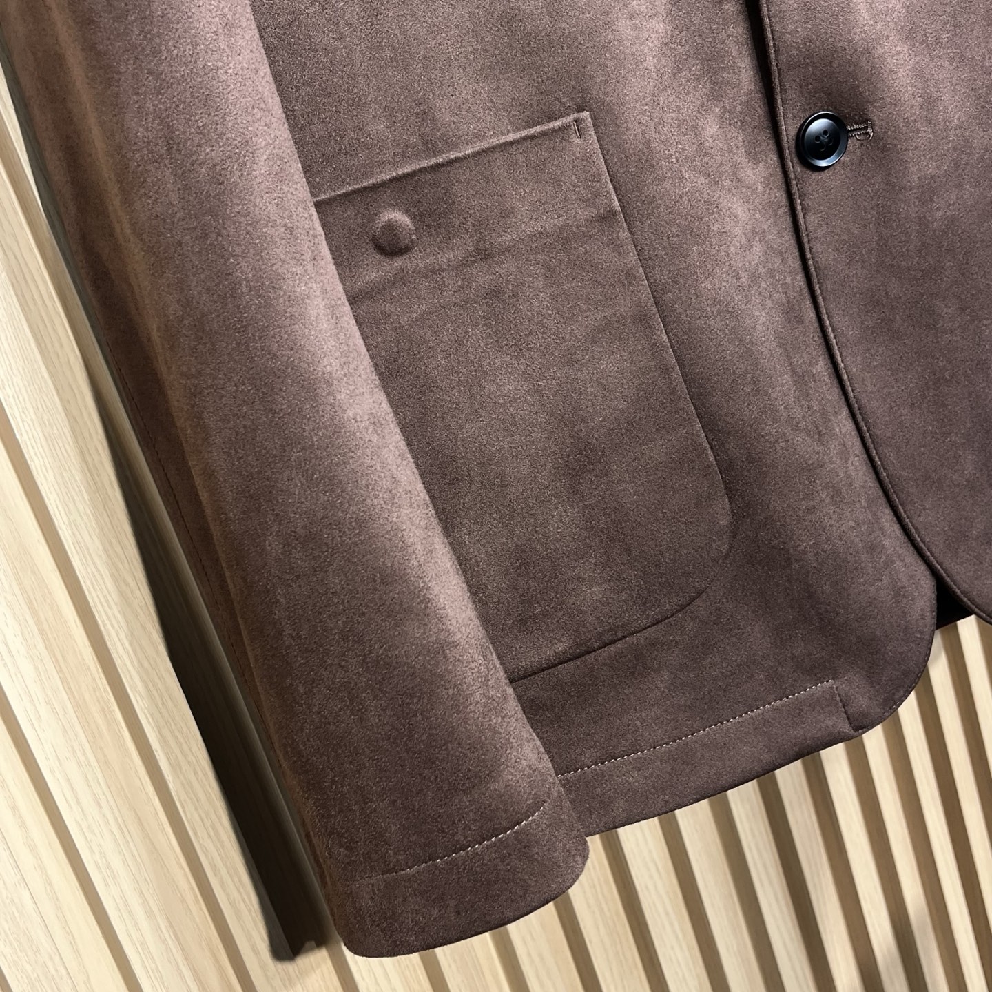 “Autumn Green Velvet Recreational Suit: Men’s Fashion Bouquet Bag & Queenie Jacket” - 图片 9