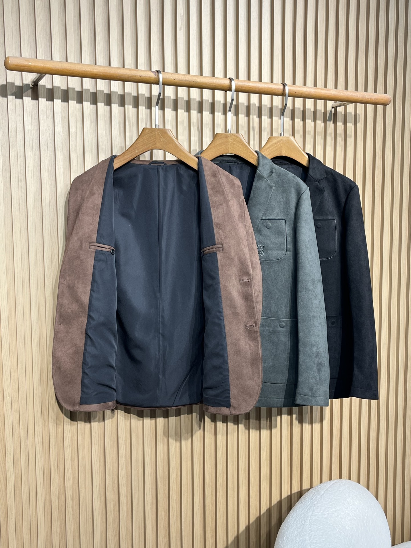 “Autumn Green Velvet Recreational Suit: Men’s Fashion Bouquet Bag & Queenie Jacket” - 图片 4