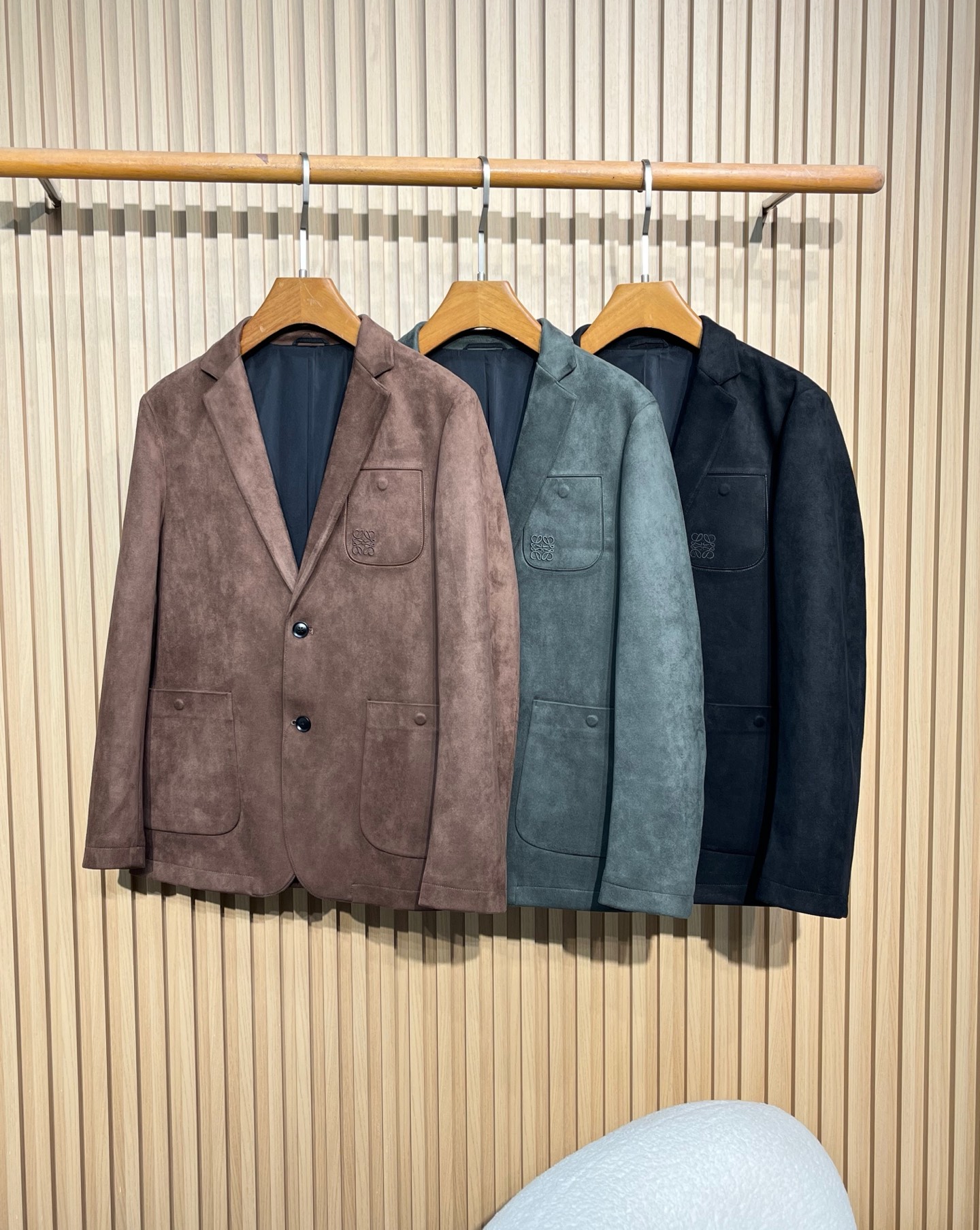 “Autumn Green Velvet Recreational Suit: Men’s Fashion Bouquet Bag & Queenie Jacket” - 图片 2