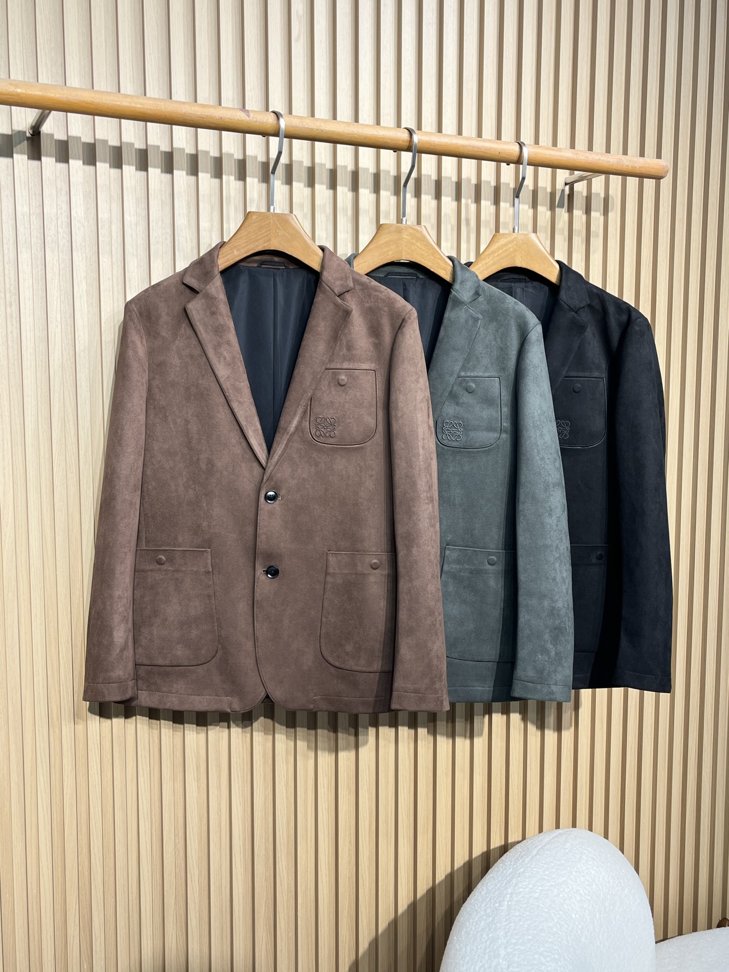 “Autumn Green Velvet Recreational Suit: Men’s Fashion Bouquet Bag & Queenie Jacket” - 图片 1