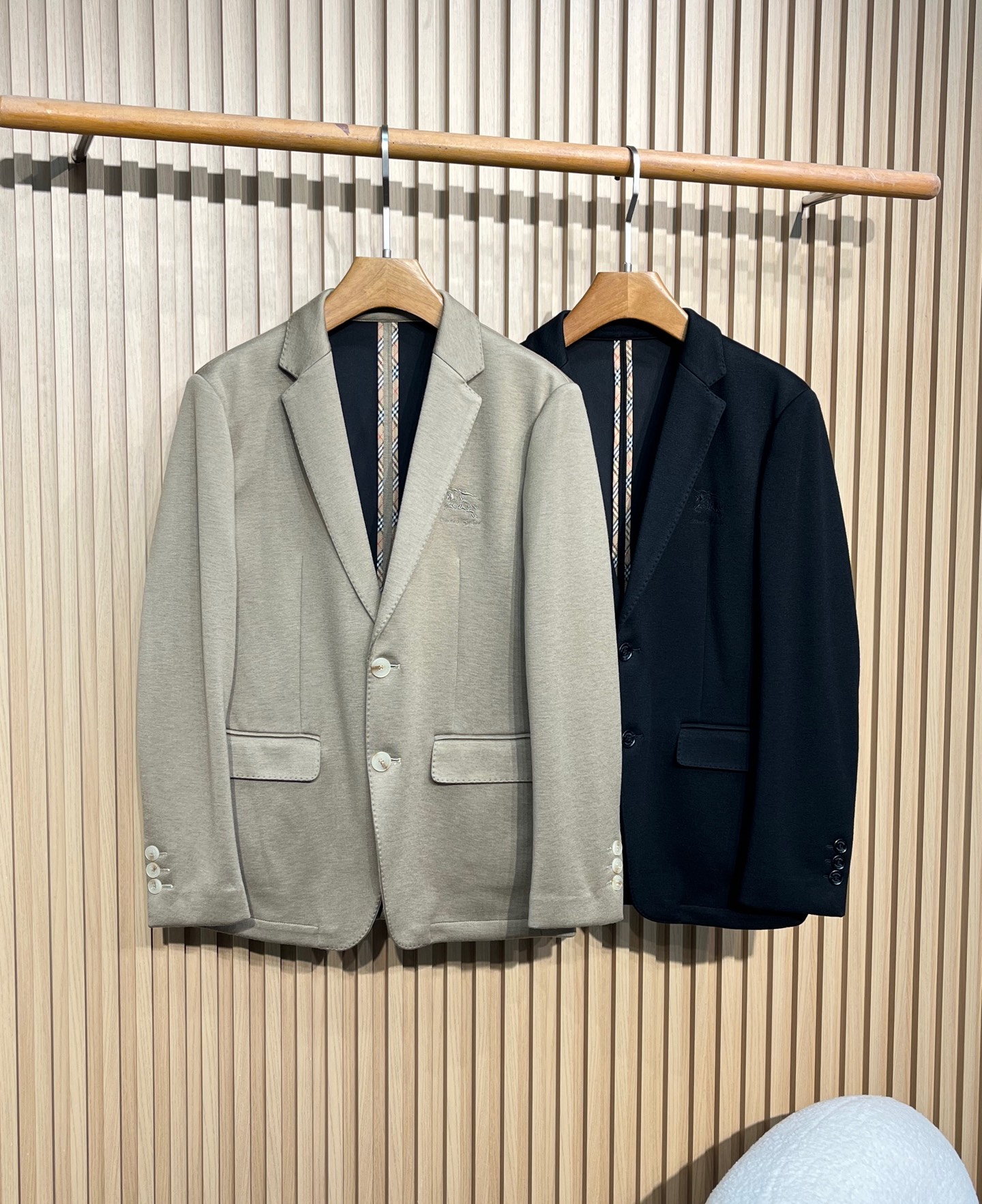 NO:507321,BUR25FW autumn and winter new imported wool blended lapel suit, classic war horse embroidered business casual suit jacket for men!  Trading companies have sparse channels and are on sale on the leading official website!  A high-end men's jacket that combines elegance and practicality, and its classic styling design also makes this suit an ideal choice for both business and casual!  This suit is made of a customer-supplied fixed-dye wool blended fabric, 22.5 wool 15 nylon 38 acrylic 24.5 polyester fiber composition, this fabric has unparalleled comfort and high-end texture!  The addition of wool makes the fabric soft and skin-friendly, providing a warm touch even in cold weather!  At the same time, the fabric has a good drooping feeling, which can well show the smooth lines of the suit!  The surface of the fabric is full of three-dimensionality, which not only enhances the visual level, but also highlights the quality of the clothing!  The suit is decorated with classic war horse embroidered logo on the chest, which not only adds a sense of fashion!  This ingenuity in detail shows the designer's pursuit of quality and control over details!  The classic rebuttal collar jacket style design not only retains the formality of the suit, but also incorporates the casual elements of the jacket, making the entire suit easy to use in business and casual occasions!  Whether you are attending a formal meeting with a shirt and tie, or enjoying casual time with a T-shirt and jeans, you can show the wearer's unique charm!  Color khaki, black Size M-3XL Size reference M Size shoulder width 44 bust 100 sleeve length 62 clothes 70 L Size shoulder width 45 bust 104 sleeve length 63 clothes 71 XL Size shoulder width 46 bust 108 sleeve length 64 clothes 72 2XL Size shoulder width 47 bust 112 sleeve length 65 clothes 73 3XL Size shoulder width 48 bust 116 sleeve length 66 clothes 74, burberry, jeans, jackets & coats, jackets & coats,shirts,tees,t-shirt,business suit,ties,alexander wang19860909BUR25FW秋冬新款进口羊毛混纺翻领西服,男士经典战马刺绣商务休闲西装夹克外套！贸易公司渠道稀出,领先官网发售！一款结合了优雅与实用性的高端男士外套,其经典的版型设计,也使得这款西服成为了商务休闲皆宜的理想选择！ 这款西服选用了客供的定织定染羊毛混纺面料,22.5羊毛15锦纶38晴纶24.5聚酯纤维成分,这种面料具有无与伦比的舒适性和高级质感！羊毛的加入使得面料手感软糯亲肤,即使在寒冷的天气里也能提供温暖的触感！同时该面料具备良好的垂感,能够很好地展现出西服的流畅线条！面料的表面立体感十足,不仅增强了视觉层次,也凸显了服饰的品质感！西服胸前采用了经典的战马刺绣徽标装饰,这一设计元素不仅增添了时尚感！这种细节上的巧思,展现了设计师对品质的追求和对细节的把控！经典的反驳领西装夹克版型设计,这种版型既保留了西装的正式感,又融入了夹克的休闲元素,使得整件西服在商务和休闲场合都能游刃有余！无论是搭配衬衫领带出席正式会议,还是搭配T恤牛仔裤享受休闲时光,都能展现出穿着者的独特魅力！ 颜色卡其色、黑色 尺码M-3XL 尺寸参考 M码肩宽44胸围100袖长62衣长70 L码肩宽45胸围104袖长63衣长71 XL码肩宽46胸围108袖长64衣长72 2XL码肩宽47胸围112袖长65衣长73 3XL码肩宽48胸围116袖长66衣长74,,burberry,jeans,jackets & coats,jackets & coats,shirts,tees，t-shirt,business suit,ties,alexander wang,Men's clothing