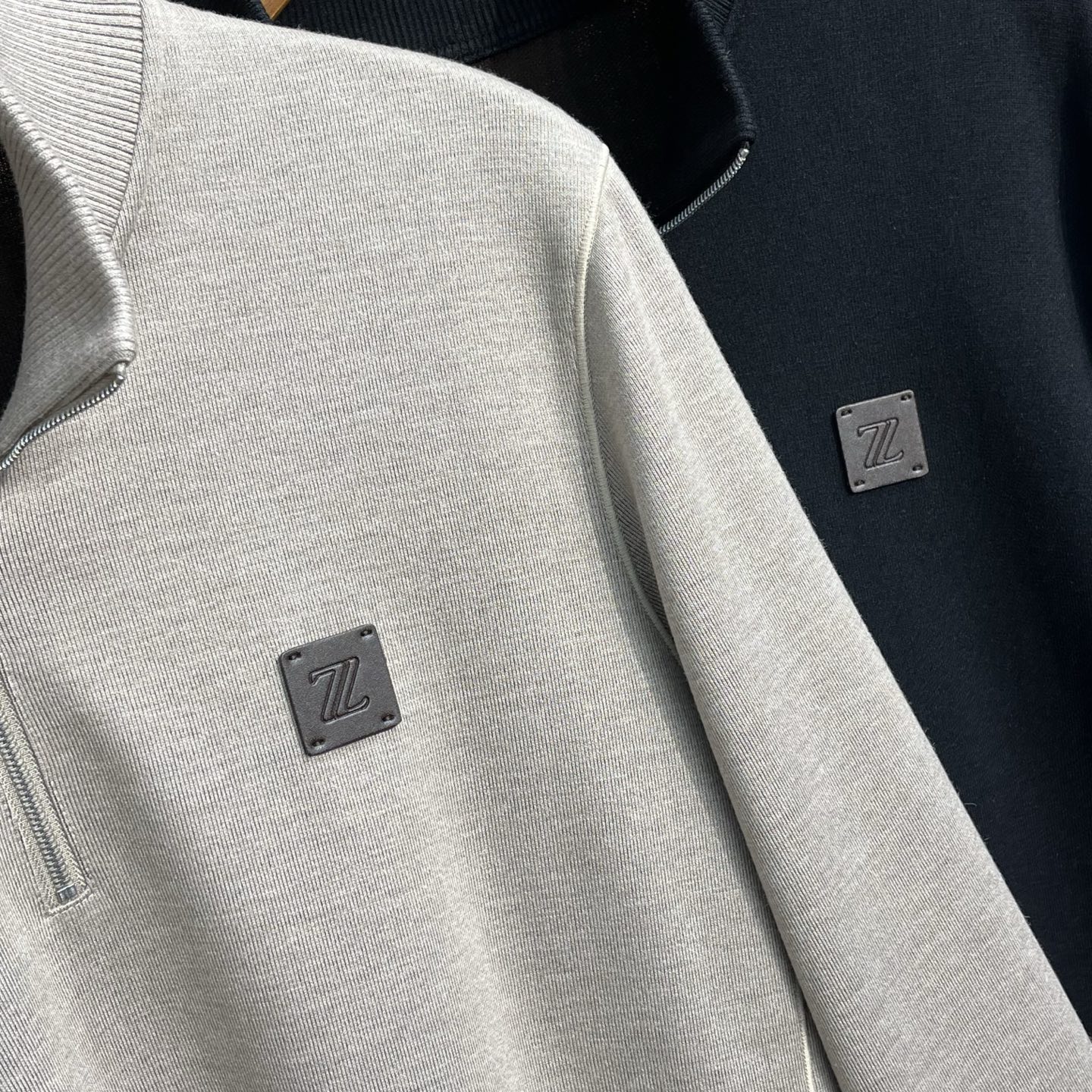 【16885】ZEGN 25新品含羊毛立领卫衣，细品设计，低调简易经典版型设，胸前简易门襟拉链字母纽扣设