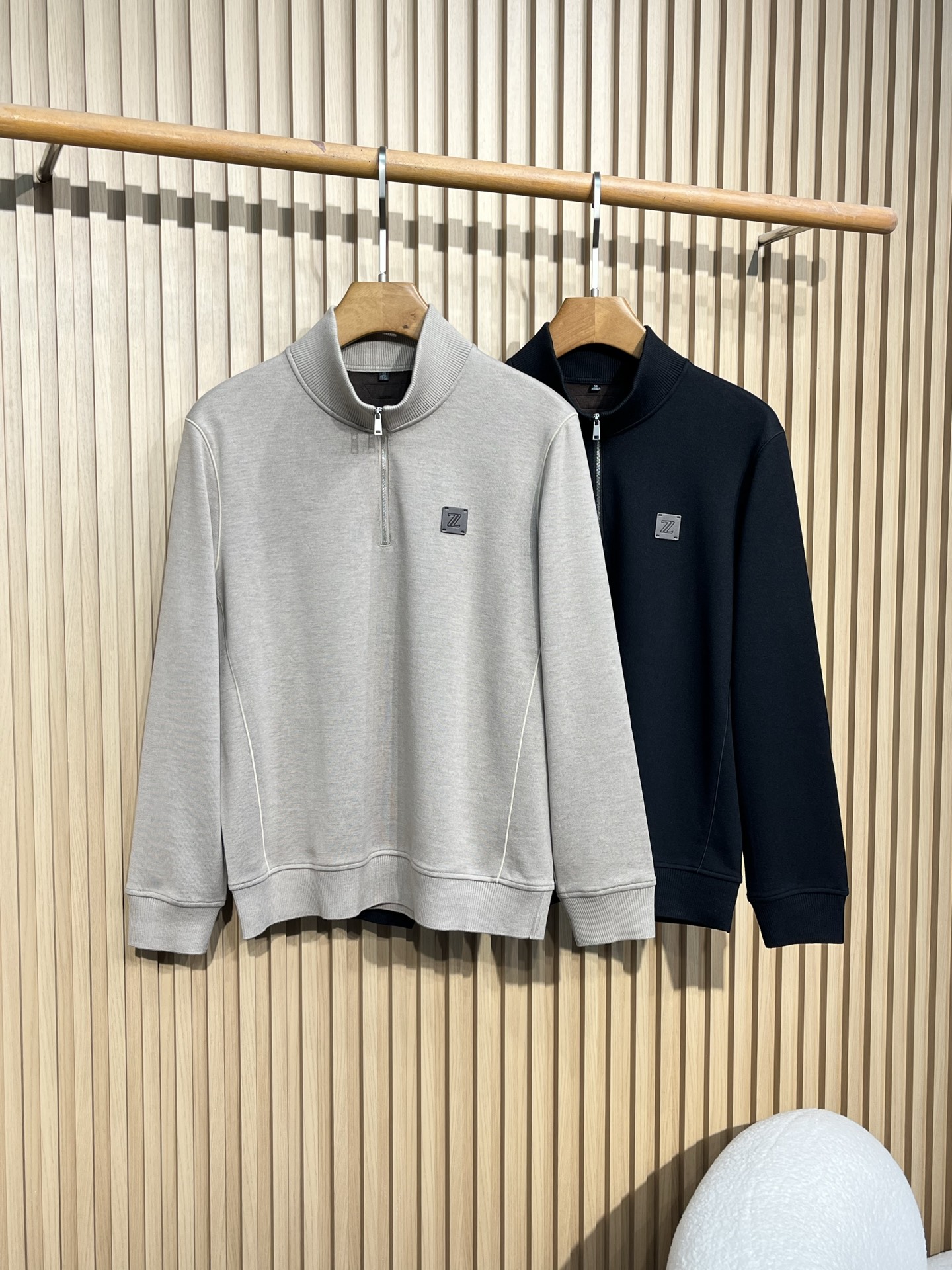 【16885】ZEGN 25新品含羊毛立领卫衣，细品设计，低调简易经典版型设，胸前简易门襟拉链字母纽扣设