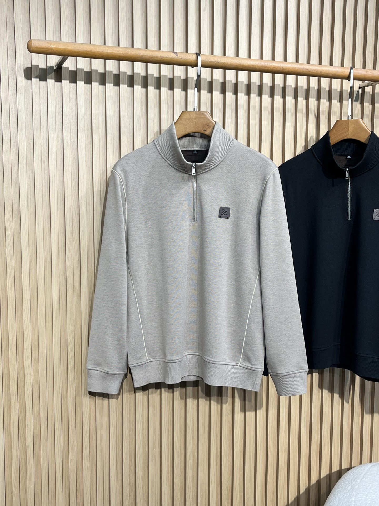 【16885】ZEGN 25新品含羊毛立领卫衣，细品设计，低调简易经典版型设，胸前简易门襟拉链字母纽扣设