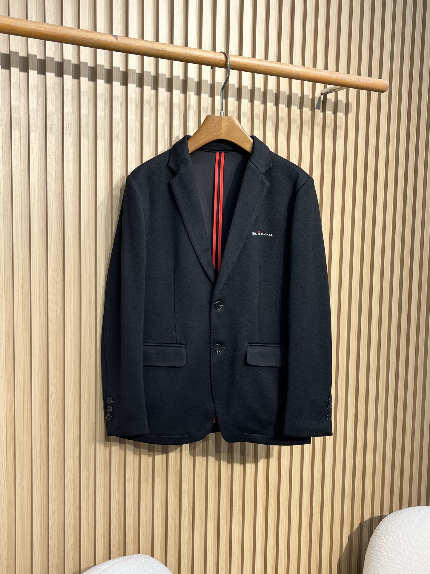 NO:504600,【2175】KIT25FW autumn new men's business casual knitted wool suit jacket/single west, high-end first-line ready-to-wear series! A treasure-level functional equipment that combines fashion sense and design sense creates a unique styling item. The overall outline tends to be simple. The unique letter embroidery logo design on the chest is quite personalized and elegant, enriching the overall vision! Customer-supplied new patented wool blend fabric, made of a certain proportion of wool material, creates excellent and unique fabric characteristics, with its own elasticity, excellent ductility, crisp and stylish, extremely comfortable and skin-friendly, and extremely breathable. In addition, it has powerful moisture management technology, and the upper body is light and has no burden! The craftsmanship inherits the rigor and exquisiteness of the Italians. The handmade keyholes are clearly perfect. The arches are neat and exquisite, and the details are exquisite. The selected top-grade yak horn buckles have natural texture structure. The brand letters engraved on them are very beautiful, and each buckle is unique and quite ingenious! The classic Italian modern business slim tailoring is in place, and the shoulders and waistline are handled perfectly. The upper body is full of style, capable and elegant, with a perfect sense of lines, which can easily highlight the temperament! It is suitable for everyday outfits, and has a very high space for mixing and matching. It can be used for any occasion, business commuting, street leisure, etc., with capable and stylish upper body effect, and excellent business leisure in the wardrobe with high attendance rate! It is hard to come by! Color black Size M-3XL Size reference M Size shoulder width 43 bust 100 sleeve length 63 clothes 70 L Size shoulder width 44 bust 104 sleeve length 64 clothes 71 XL Size shoulder width 45 bust 108 sleeve length 65 clothes 72 2XL Size shoulder width 46 bust 112 sleeve length 66 clothes 73 3XL Size shoulder width 47 bust 116 sleeve length 67 clothes 74, Jackets & coats, alexander wang19860909【2175】KIT25FW秋季新款男士商务休闲针织羊毛西服外套/单西,高端一线成衣系列！ 集时装感与设计感的一款宝藏级功能型装备,塑造出别具一格的造型单品,整体轮廓趋于简约风格,胸口别致的字母刺绣logo设计,颇为个性且雅痞的细节处理,丰富了整体视觉！ 客供新型专利研发的羊毛混纺面料,一定比例的羊毛材质,缔造出卓越且独一无二的面料特质,自带弹力,延展性极好,挺括有型,舒适性与亲肤性极高,透气性极为优越,另外具有强大的湿气管理技术,上身轻便无负担感！ 工艺水准传承了意大利人的严谨与精致,显著完美的手工锁眼,拱针对条工整精细,细节精致考究,甄选的顶级牦牛角扣,有着天然纹理构造,上面镌刻的品牌字母极富美感,且每粒扣都是独一无二的存在,颇具匠心！ 经典的意式现代商务修身剪裁,每一寸都拿捏到位,肩部与腰线处理相当完美,上身型款十足,干练而优雅,线条感完美,极易凸显出气质！符合日常各种穿搭,混搭兼容空间极高,驾驭任何场合,商务通勤、出街休闲等,上身效果干练有型,衣橱商务休闲绝佳的高出勤率！可遇而不可求！ 颜色黑色 尺码M-3XL 尺寸参考 M码肩宽43胸围100袖长63衣长70 L码肩宽44胸围104袖长64衣长71 XL码肩宽45胸围108袖长65衣长72 2XL码肩宽46胸围112袖长66衣长73 3XL码肩宽47胸围116袖长67衣长74,,jackets & coats,alexander wang,Men's clothing