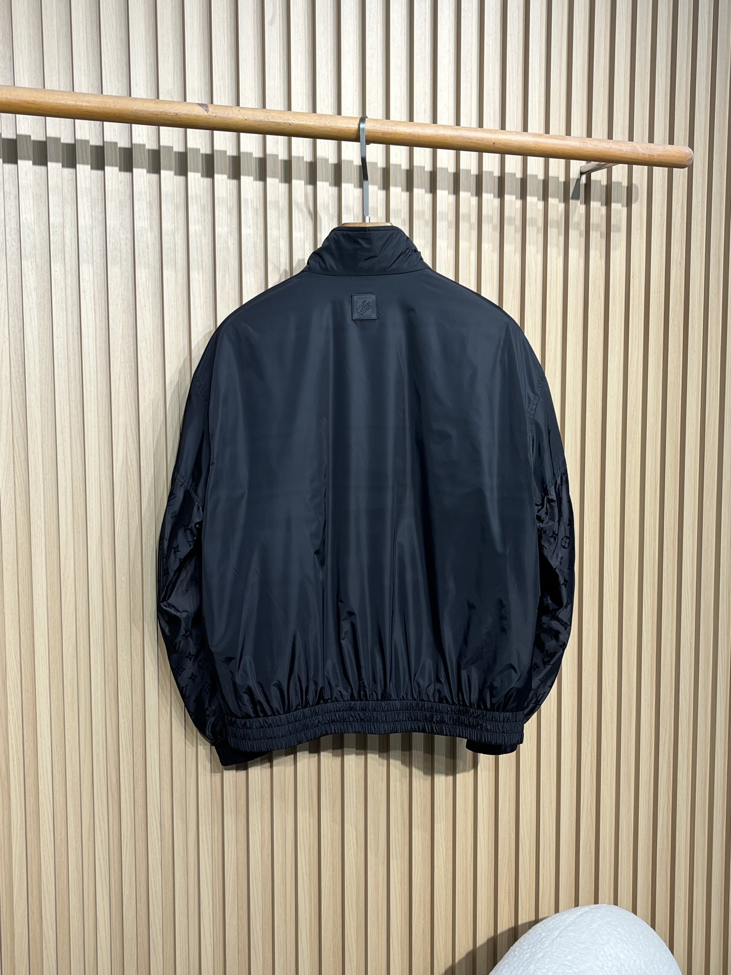 “LV Leisure Jacket: Stamped Collages and Luxury Design for Casual Fashion Enthusiasts” - 图片 2
