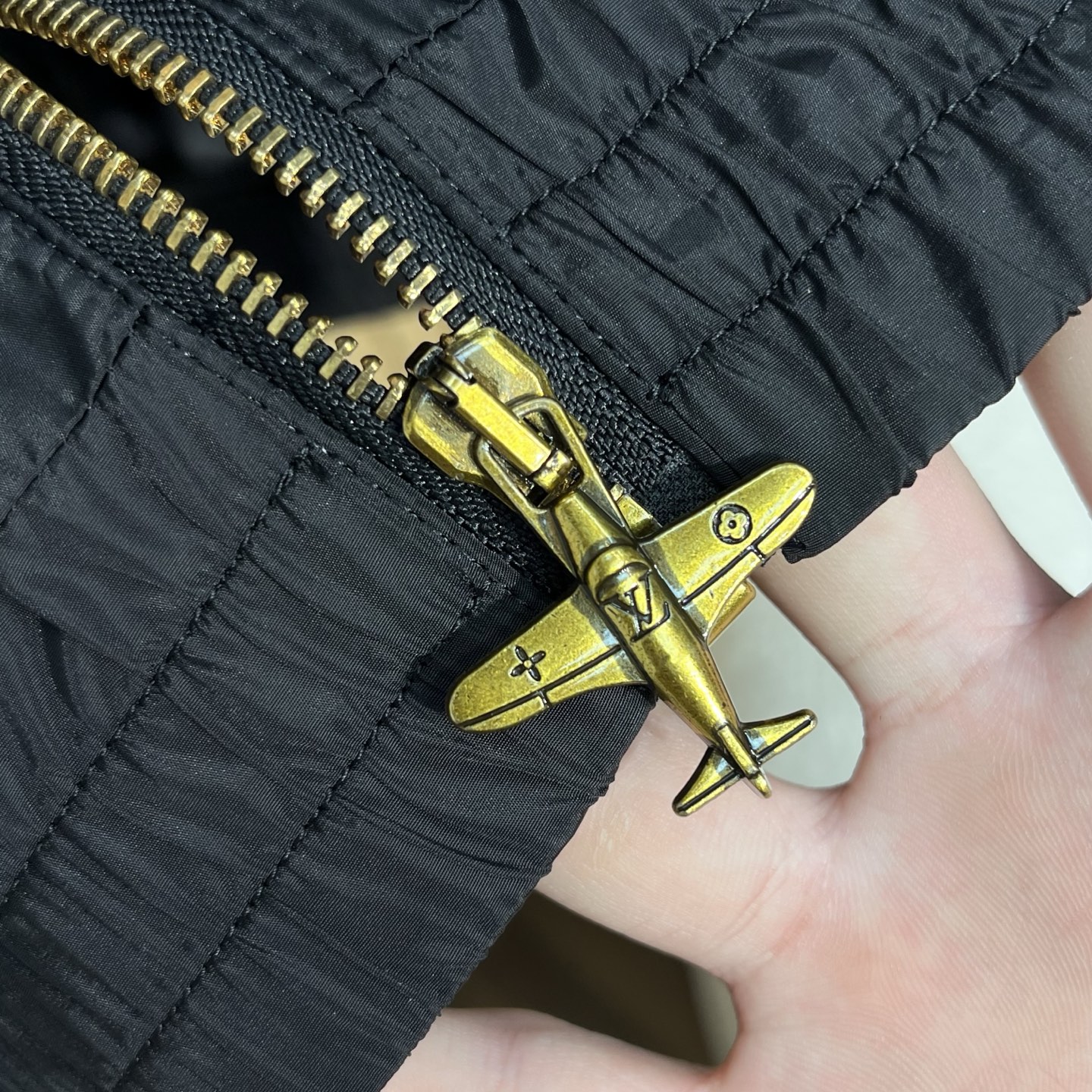 “LV Leisure Jacket: Stamped Collages and Luxury Design for Casual Fashion Enthusiasts” - 图片 8