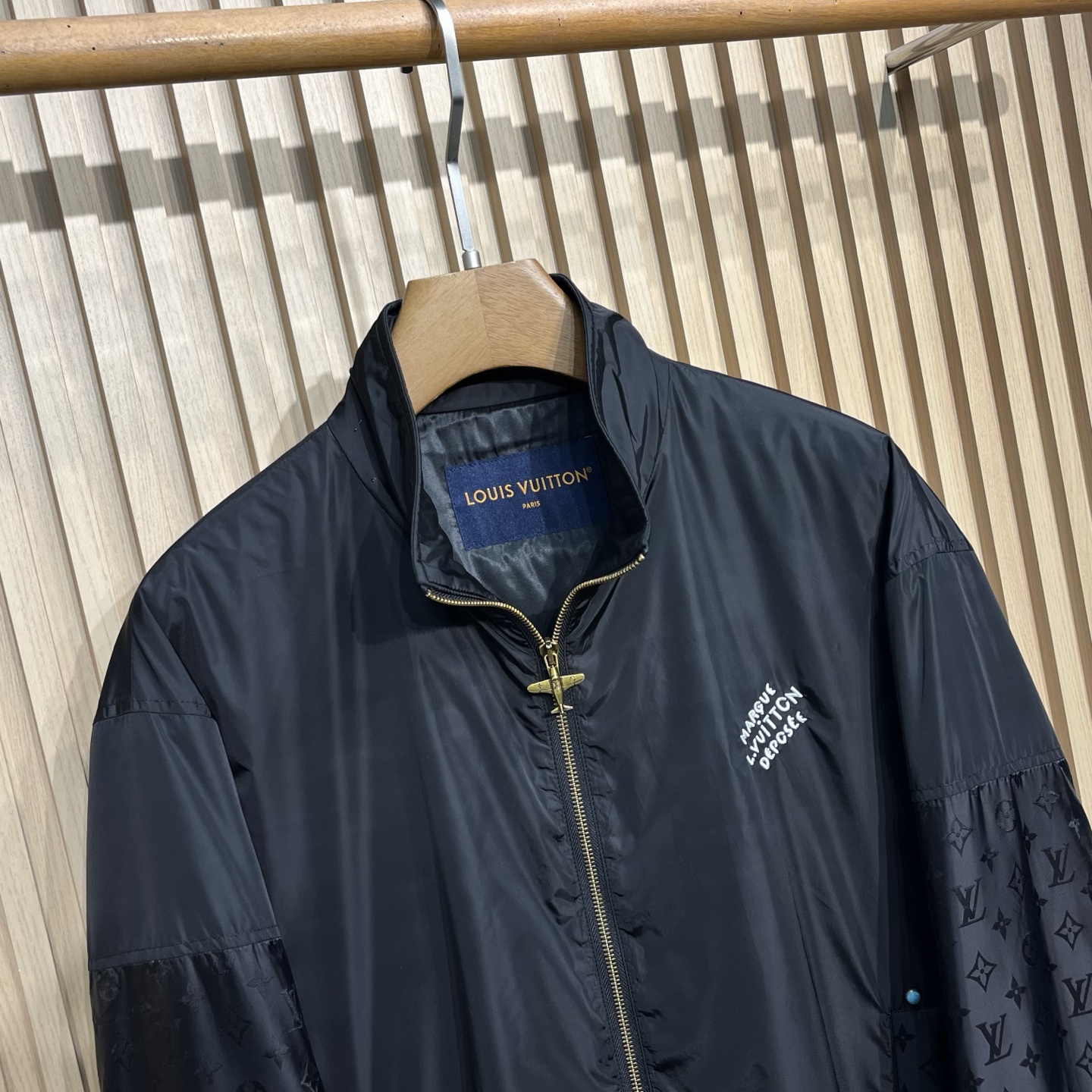 “LV Leisure Jacket: Stamped Collages and Luxury Design for Casual Fashion Enthusiasts” - 图片 3