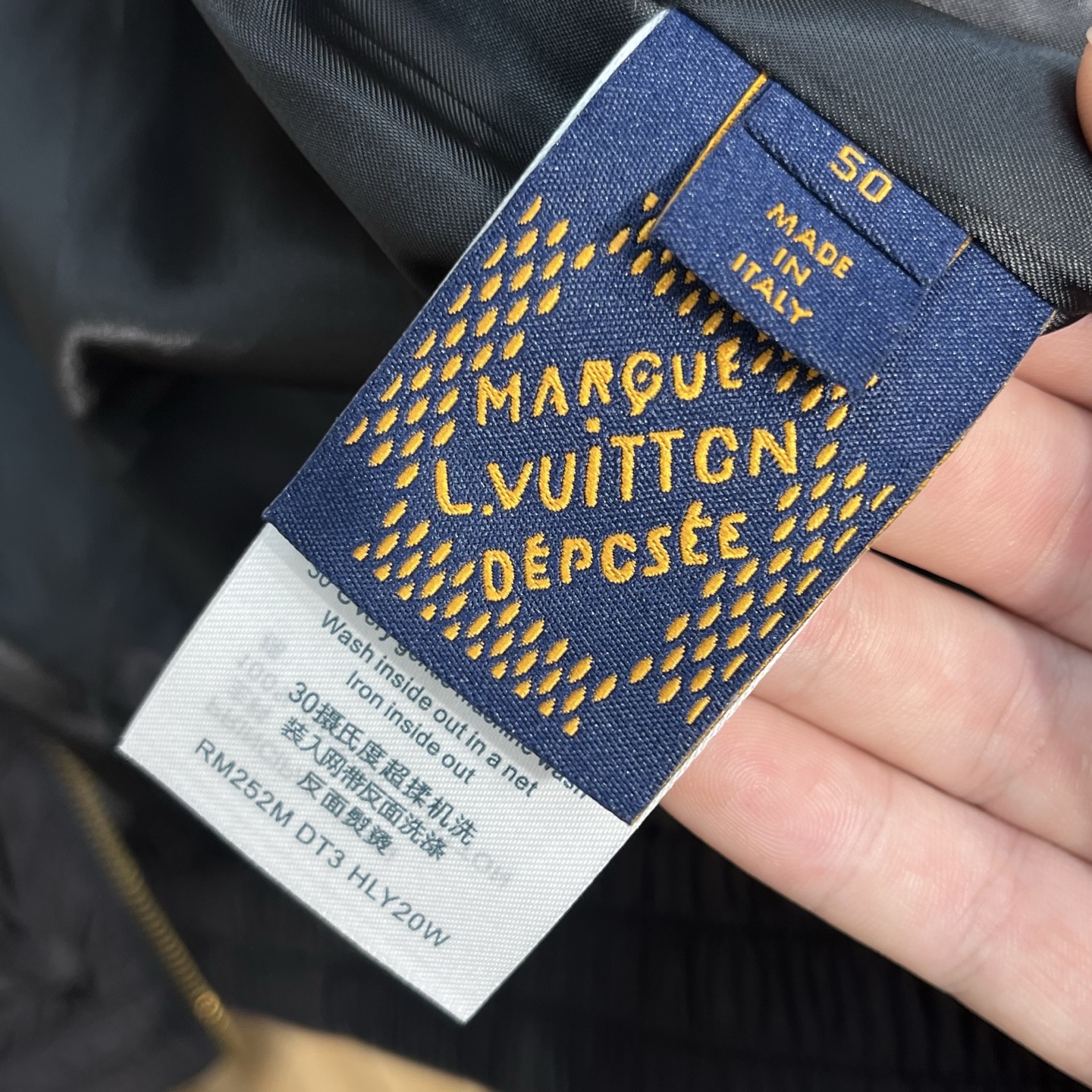 “LV Leisure Jacket: Stamped Collages and Luxury Design for Casual Fashion Enthusiasts” - 图片 9