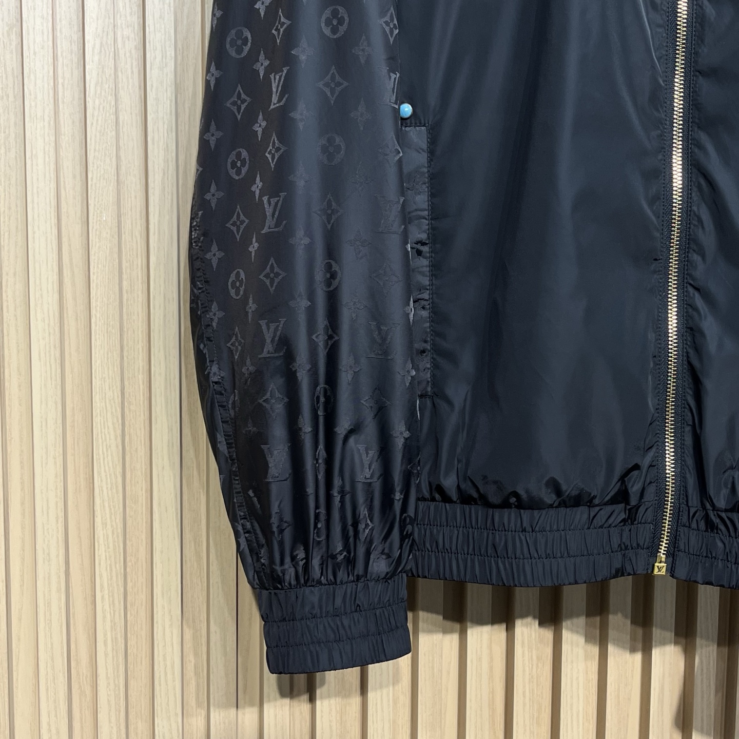 “LV Leisure Jacket: Stamped Collages and Luxury Design for Casual Fashion Enthusiasts” - 图片 7