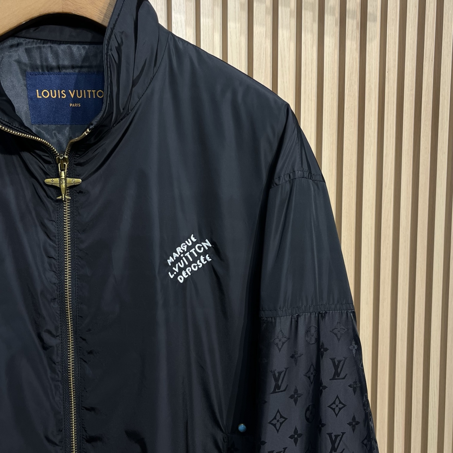 “LV Leisure Jacket: Stamped Collages and Luxury Design for Casual Fashion Enthusiasts” - 图片 4