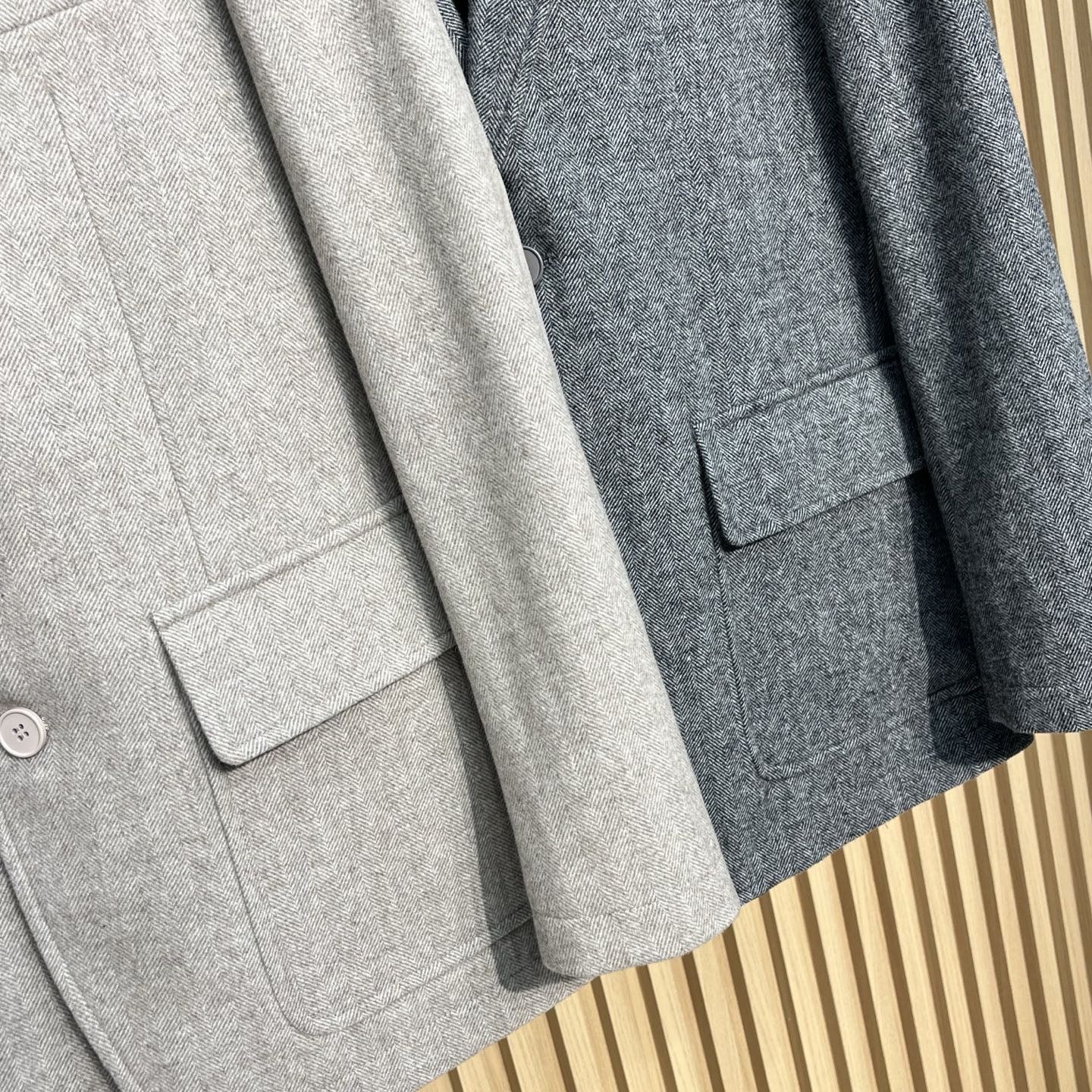 ZEGNA/杰尼亚 秋冬新款混纺面料男士修身西服外套2️⃣个颜色： 浅米色和深灰色两款。浅米色款显得更加