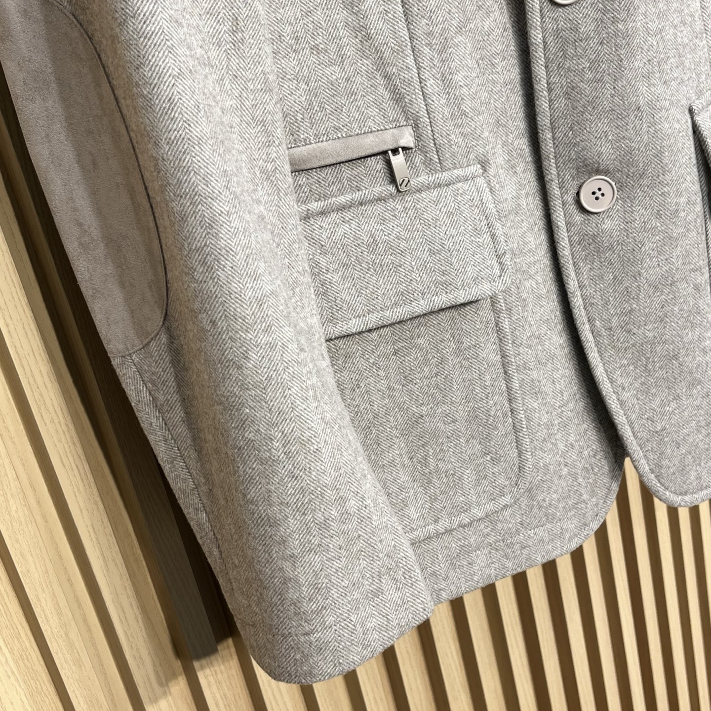 ZEGNA/杰尼亚 秋冬新款混纺面料男士修身西服外套2️⃣个颜色： 浅米色和深灰色两款。浅米色款显得更加