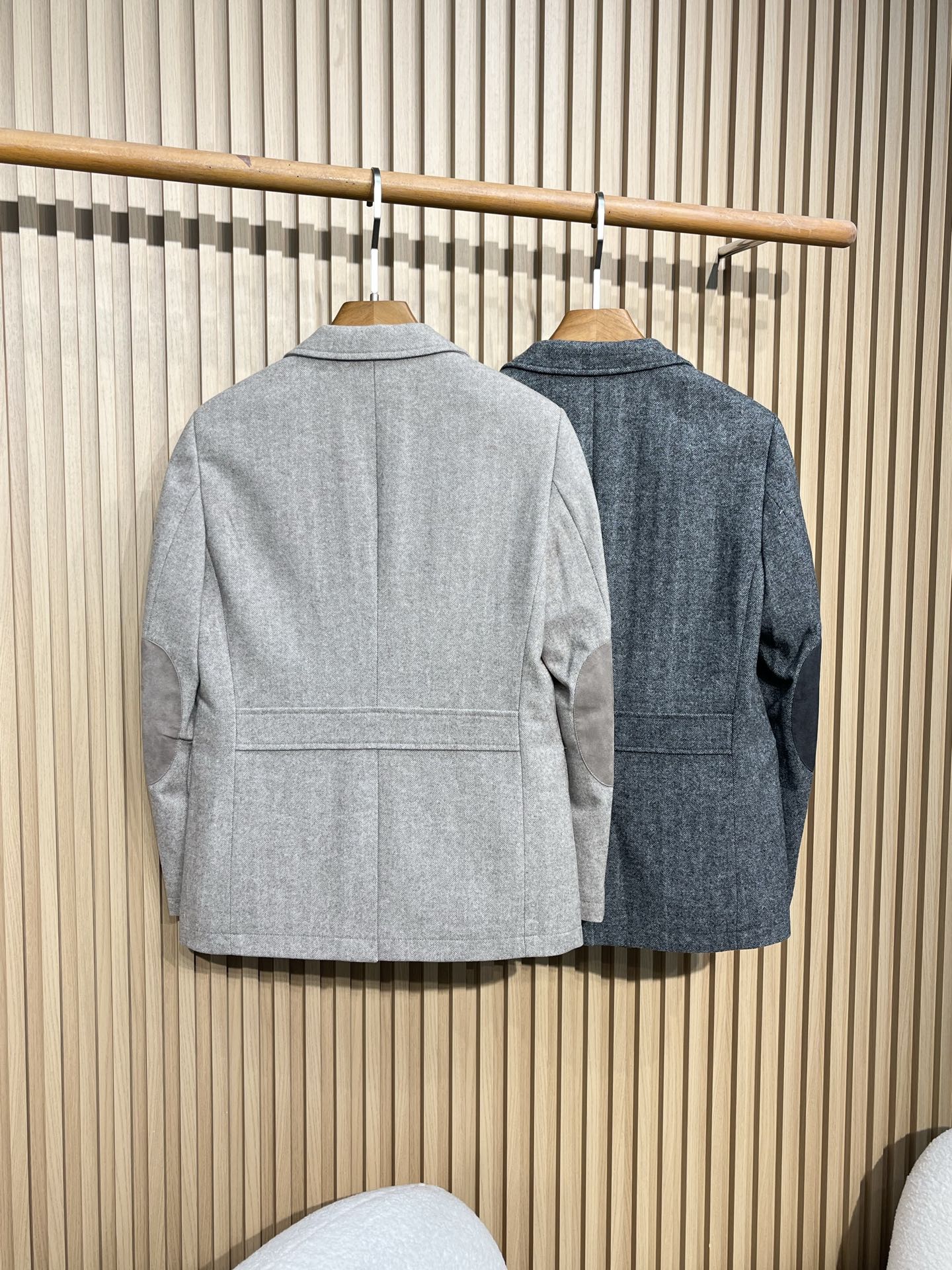 ZEGNA/杰尼亚 秋冬新款混纺面料男士修身西服外套2️⃣个颜色： 浅米色和深灰色两款。浅米色款显得更加