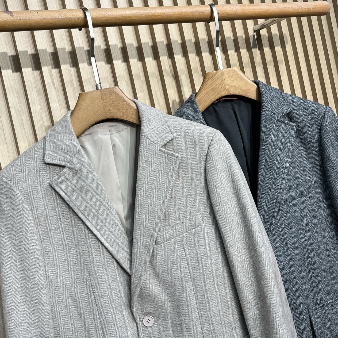 ZEGNA/杰尼亚 秋冬新款混纺面料男士修身西服外套2️⃣个颜色： 浅米色和深灰色两款。浅米色款显得更加