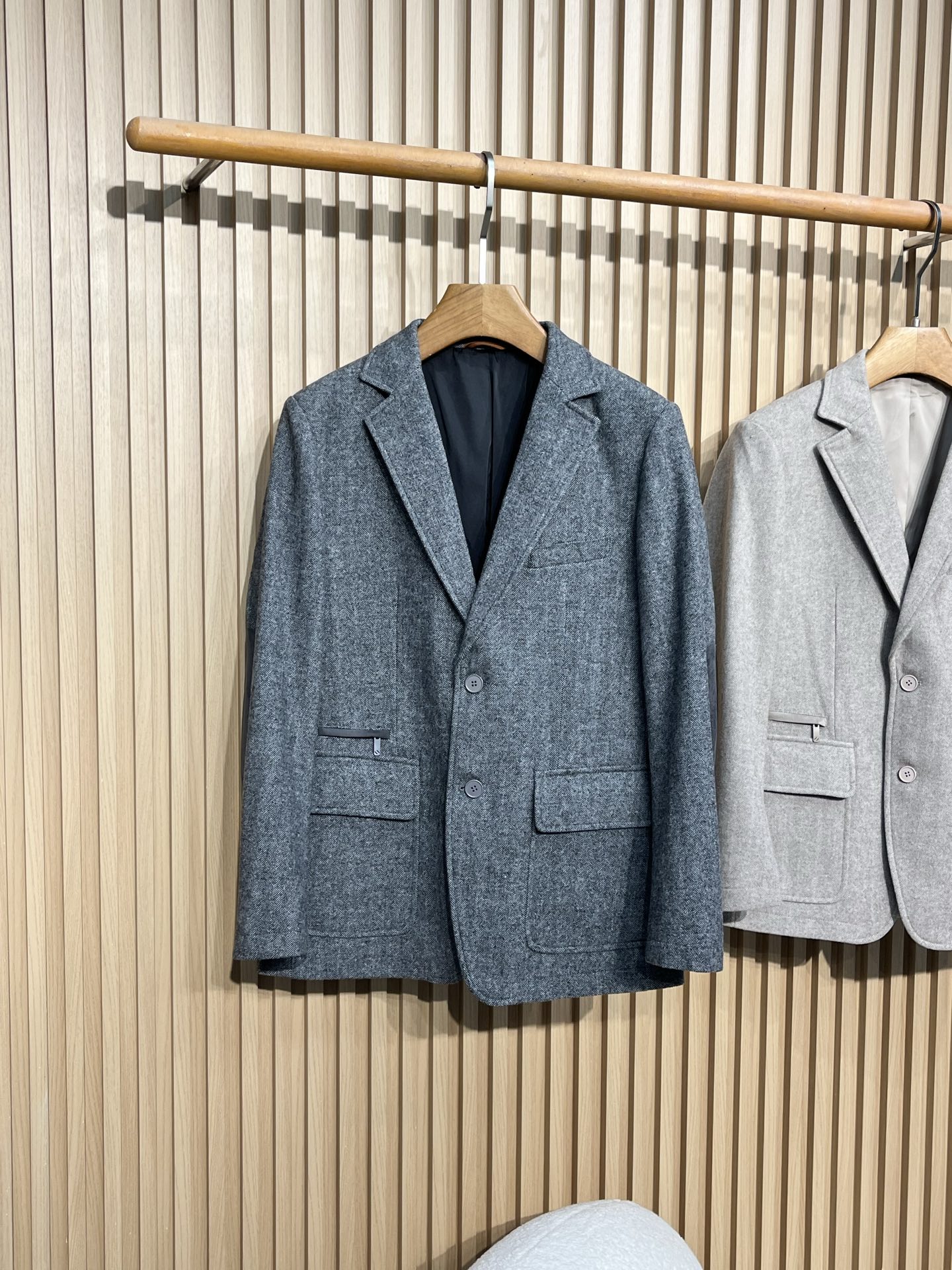 ZEGNA/杰尼亚 秋冬新款混纺面料男士修身西服外套2️⃣个颜色： 浅米色和深灰色两款。浅米色款显得更加