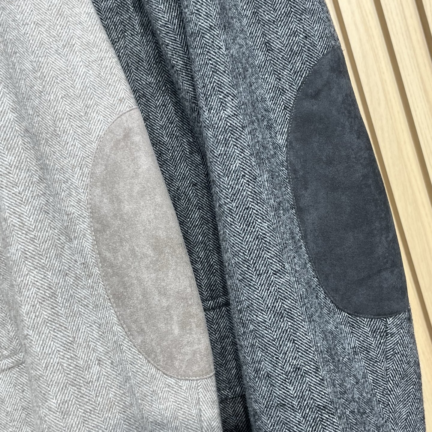 ZEGNA/杰尼亚 秋冬新款混纺面料男士修身西服外套2️⃣个颜色： 浅米色和深灰色两款。浅米色款显得更加