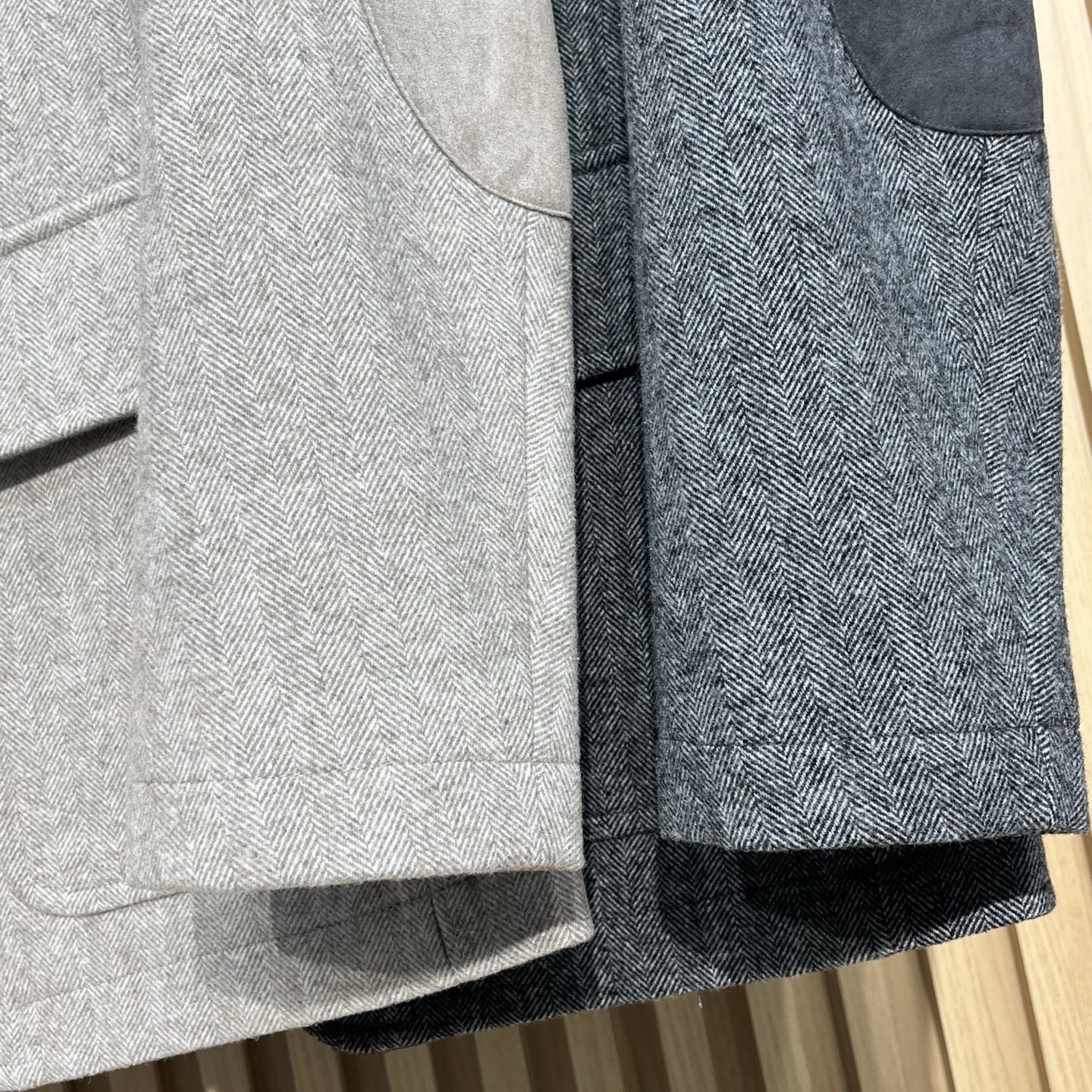 ZEGNA/杰尼亚 秋冬新款混纺面料男士修身西服外套2️⃣个颜色： 浅米色和深灰色两款。浅米色款显得更加