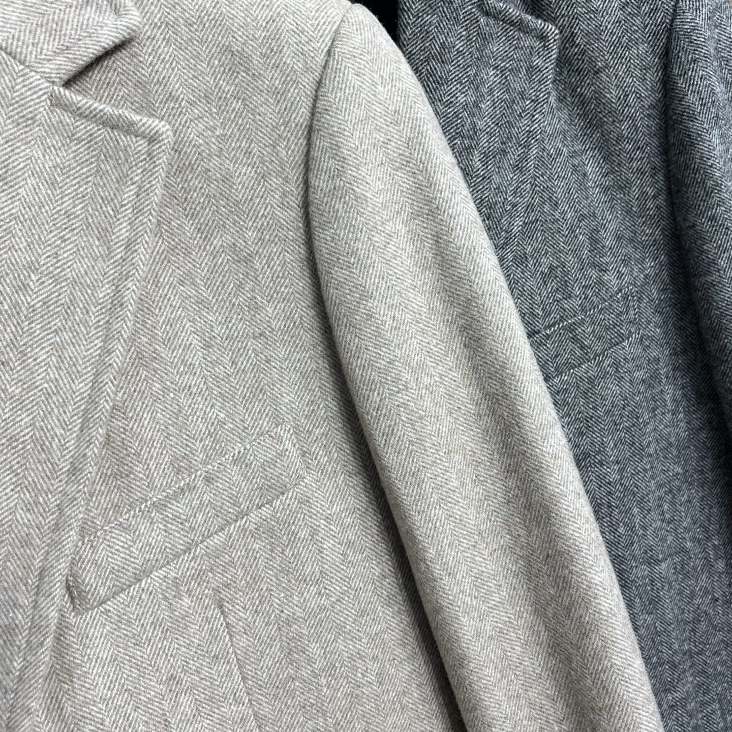 ZEGNA/杰尼亚 秋冬新款混纺面料男士修身西服外套2️⃣个颜色： 浅米色和深灰色两款。浅米色款显得更加