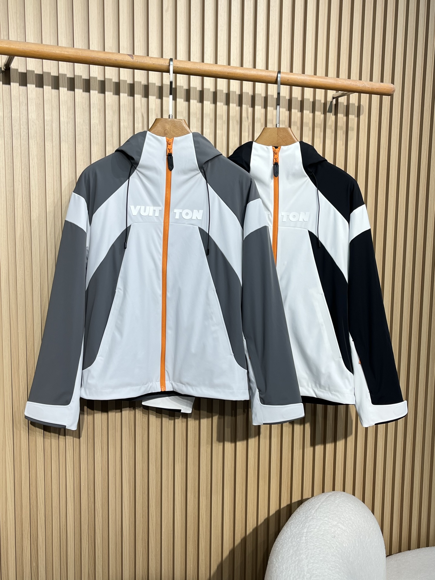 NO:518405,【344】1V* Louis Vuitton 265232ss early autumn new style released a cotton hooded windbreaker jacket, a hot autumn jacket, comfortable and slim when worn, lazy and casual, combined with clean and simple colors, it is particularly pleasing to look at. It is suitable for daily wear~ I love to launch sports items embellished with vitality prints!  hs Size 48-56 Complete three standards 48 shoulder width 54 bust 116 clothes 64 sleeves 58 50 shoulder width 55 bust 120 clothes 65 sleeves 59 52 shoulder width 56 bust 124 clothes 66 sleeves 60 54 shoulder width 57 bust 128 clothes 67 sleeves 61 56 shoulder width 58 bust 132 clothes 68 sleeves 62, louis vuitton, jackets & coats,hats,alexander wang19860909【344】1V*路易威登 265232ss早秋新款发布加棉连帽风衣外套, 秋季爆款外套,穿上就是舒适自在又显瘦的存在,慵懒而随性,结合干净简单的色系就特别耐看,适合日常穿着~倾情推出缀饰活力印花的运动单品！hs 尺码48-56 三标齐全 48肩宽54胸围116衣长64袖长58 50肩宽55胸围120衣长65袖长59 52肩宽56胸围124衣长66袖长60 54肩宽57胸围128衣长67袖长61 56肩宽58胸围132衣长68袖长62,,louis vuitton,jackets & coats,hats,alexander wang,Men's clothing