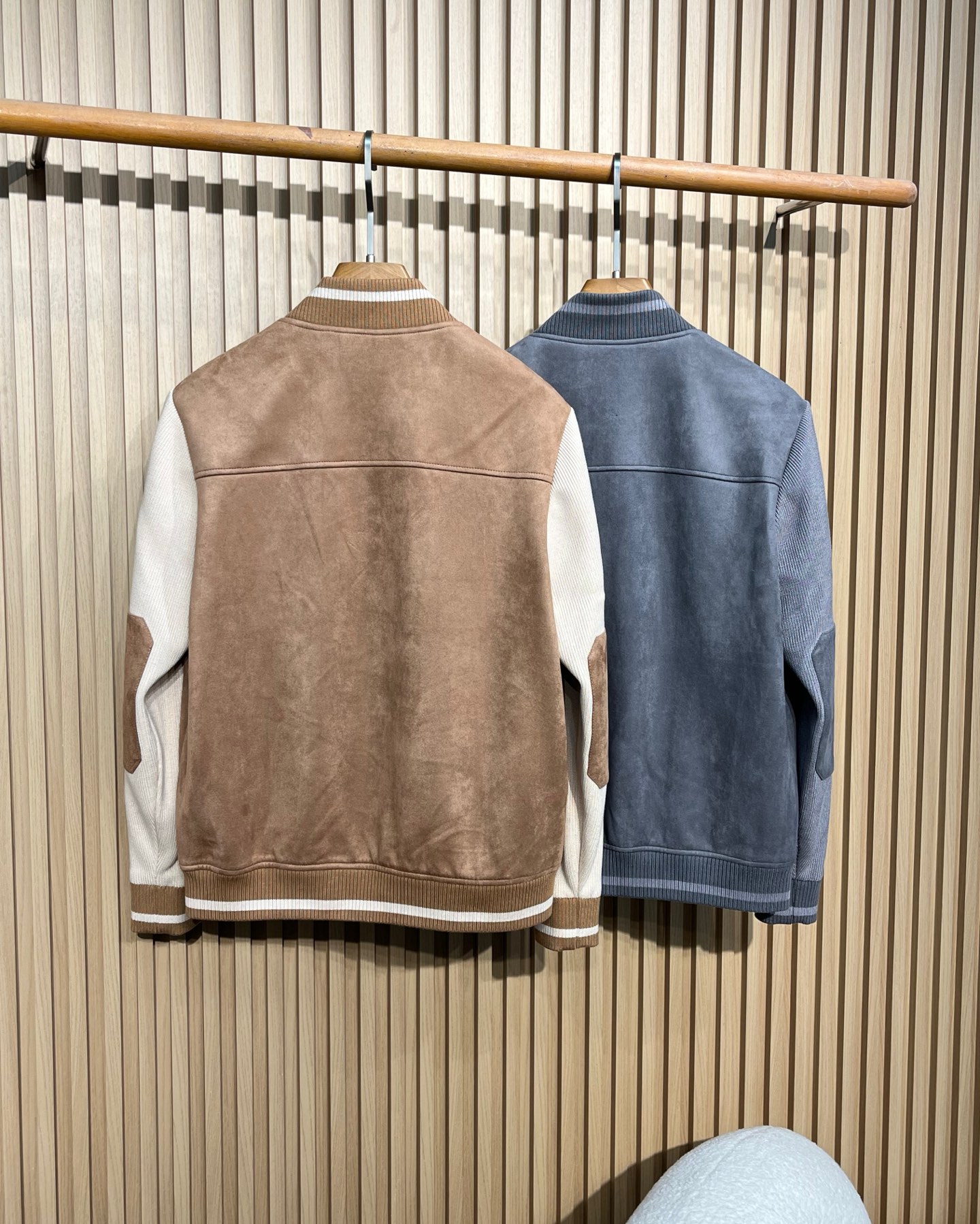 Title: 2025 Brunello Cucinelli Knitted Suit Jacket Overview Summary: Classic baseball style jacket with Italian branding, polyester-ammonium fabric blend, metal zipper, and practical pockets - 图片 2