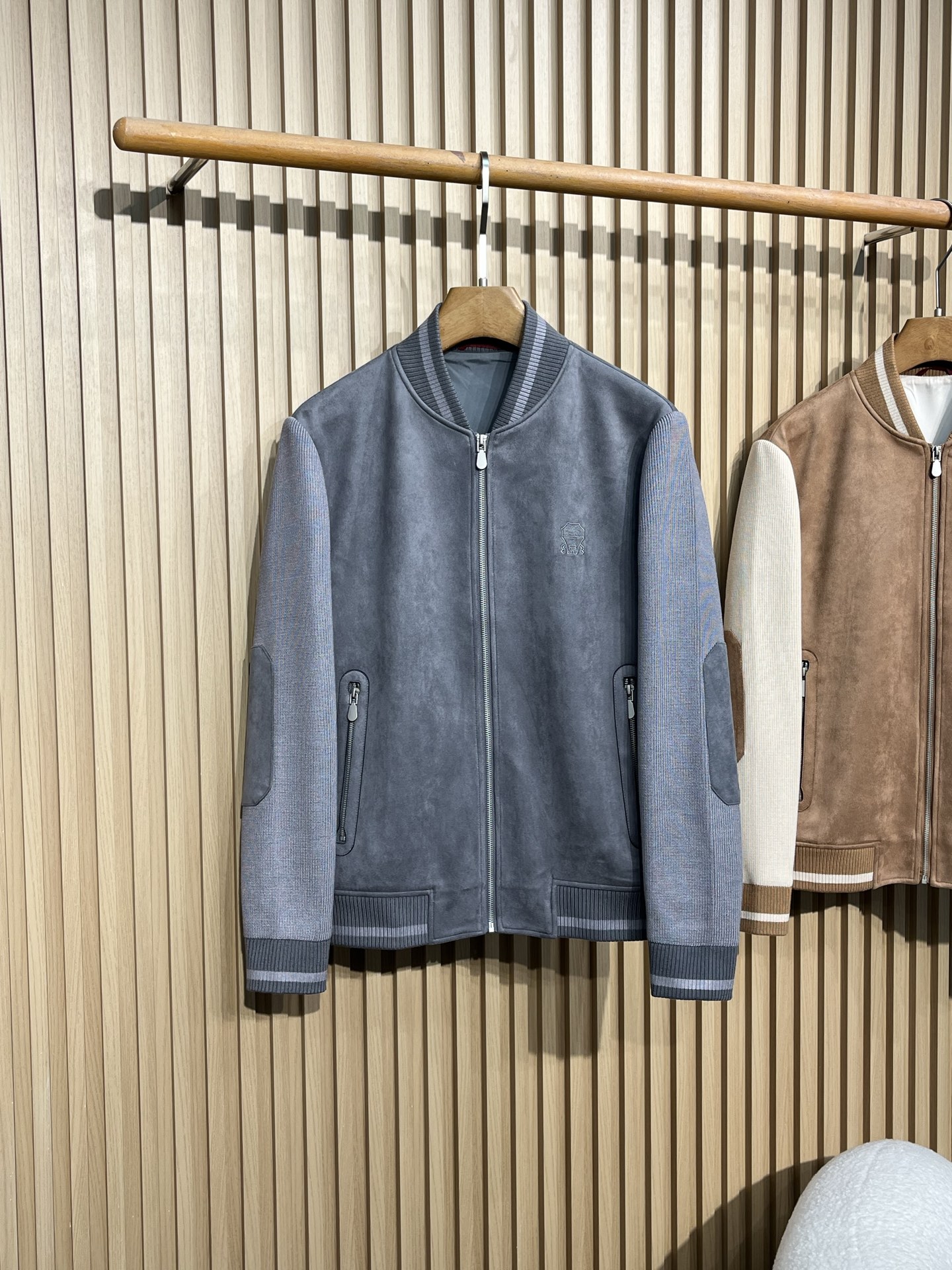 Title: 2025 Brunello Cucinelli Knitted Suit Jacket Overview Summary: Classic baseball style jacket with Italian branding, polyester-ammonium fabric blend, metal zipper, and practical pockets - 图片 6