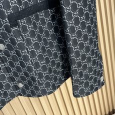 Gucci/古驰2025春夏新款男士翻领满印老花夹克外套整体外观与版型采用经典的翻领设计,版型利落有型 Gucci/古驰2025春夏新款男士翻领满印老花夹克外套整体外观与版型采用经典的翻领设计,版型利落有型