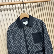Gucci/古驰2025春夏新款男士翻领满印老花夹克外套整体外观与版型采用经典的翻领设计,版型利落有型 Gucci/古驰2025春夏新款男士翻领满印老花夹克外套整体外观与版型采用经典的翻领设计,版型利落有型