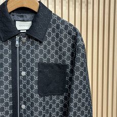 Gucci/古驰2025春夏新款男士翻领满印老花夹克外套整体外观与版型采用经典的翻领设计,版型利落有型 Gucci/古驰2025春夏新款男士翻领满印老花夹克外套整体外观与版型采用经典的翻领设计,版型利落有型