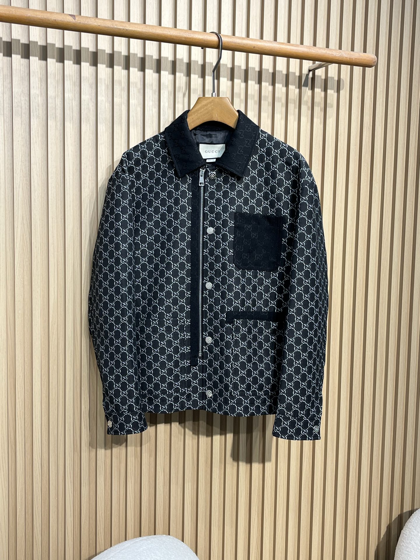 Gucci/古驰2025春夏新款男士翻领满印老花夹克外套整体外观与版型采用经典的翻领设计，版型利落有型 