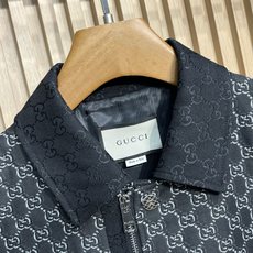 Gucci/古驰2025春夏新款男士翻领满印老花夹克外套整体外观与版型采用经典的翻领设计,版型利落有型 Gucci/古驰2025春夏新款男士翻领满印老花夹克外套整体外观与版型采用经典的翻领设计,版型利落有型