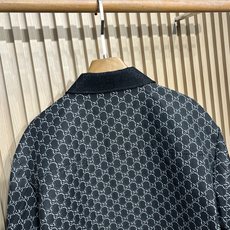 Gucci/古驰2025春夏新款男士翻领满印老花夹克外套整体外观与版型采用经典的翻领设计,版型利落有型 Gucci/古驰2025春夏新款男士翻领满印老花夹克外套整体外观与版型采用经典的翻领设计,版型利落有型