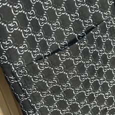 Gucci/古驰2025春夏新款男士翻领满印老花夹克外套整体外观与版型采用经典的翻领设计,版型利落有型 Gucci/古驰2025春夏新款男士翻领满印老花夹克外套整体外观与版型采用经典的翻领设计,版型利落有型
