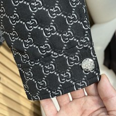 Gucci/古驰2025春夏新款男士翻领满印老花夹克外套整体外观与版型采用经典的翻领设计,版型利落有型 Gucci/古驰2025春夏新款男士翻领满印老花夹克外套整体外观与版型采用经典的翻领设计,版型利落有型