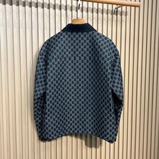 Gucci/古驰2025春夏新款男士翻领满印老花夹克外套整体外观与版型采用经典的翻领设计,版型利落有型 Gucci/古驰2025春夏新款男士翻领满印老花夹克外套整体外观与版型采用经典的翻领设计,版型利落有型