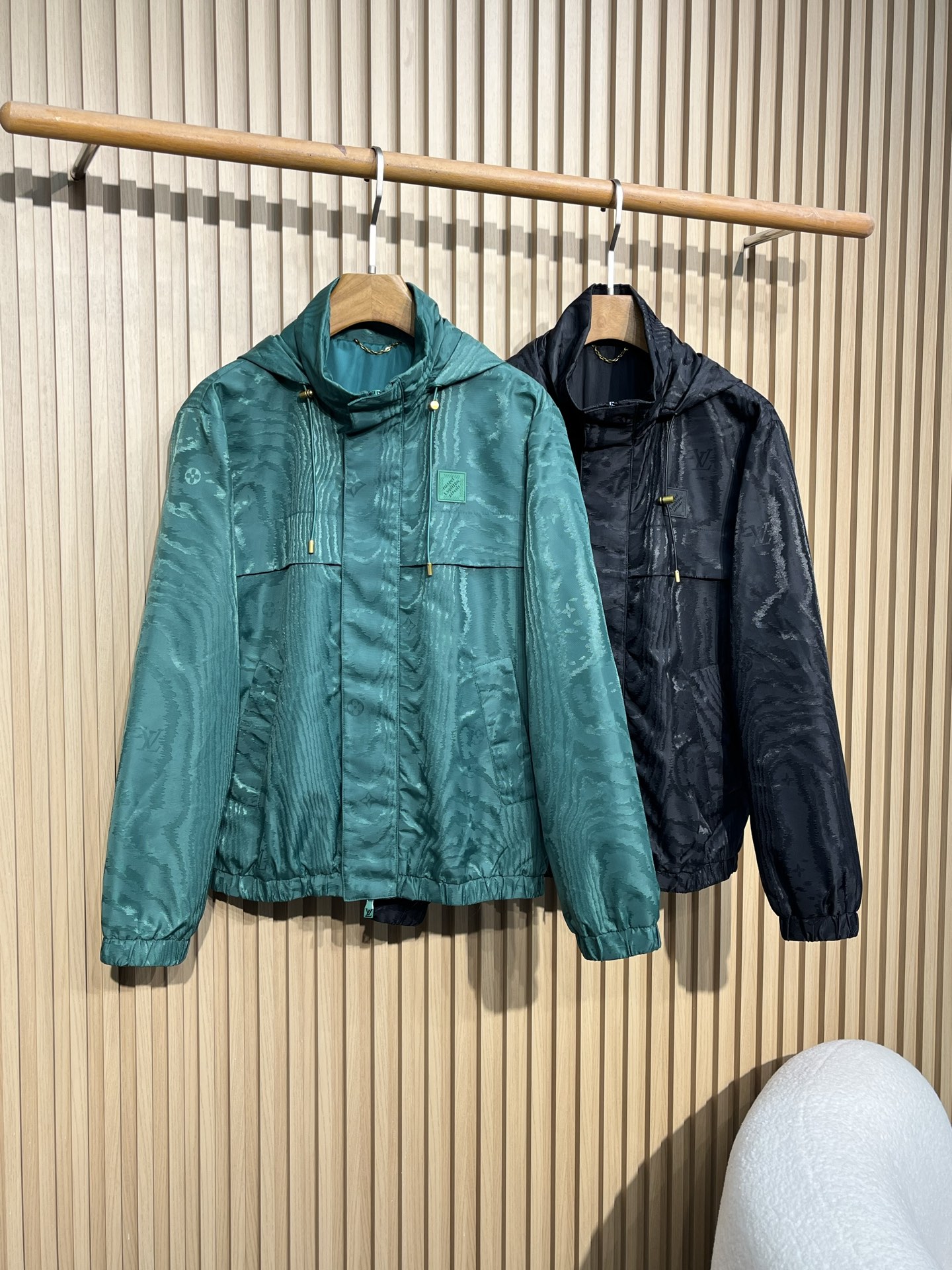 NO:522732,1V25FW autumn and winter new densely woven nylon windproof zipper thin cotton jacket, men's classic dark pattern presbyterian storage hooded stand collar jacket!  Trading companies have sparse channels and are on sale on the leading official website!  A world-renowned high-end luxury brand, with its unique design concept and exquisite craftsmanship, has always led the fashion trend!  This jacket is made of customized nylon material, which is silky and light and has a very shiny feel!  This fabric not only has good wind resistance, but also has comfortable wearing and strong breathability. It can provide you with the right temperature in spring and autumn or winter!  The classic presbyterian dark pattern jacquard fabric is spliced ​​together to form a sharp contrast, and the luxury is spread out!  This unique design makes the jacket more visually attractive and recognizable!  Custom-made metal zippers are engraved with exquisite brand logos, adding a unique charm!  This not only improves the practicality of the jacket, but also improves its overall sense of quality!  In addition, this jacket also adopts a stylish windproof style cut, equipped with a storage hooded stand collar design, and elastic elastic bulbs on the cuffs and hem, which not only ensures comfort in wearing, but also increases its windproofness, which can be easily controlled in business or casual occasions!  Color green, black Size 48-56 Size reference Size 48: Shoulder width 48 bust 116 sleeve length 65 clothes 68 Size 50: Shoulder width 49 bust 120 sleeve length 66 clothes 69 Size 52: Shoulder width 50 bust 125 sleeve length 67 clothes 70 Size 54: Shoulder width 51 bust 128 sleeve length 68 clothes 71 Size 56: Shoulder width 52 bust 132 sleeve length 69 clothes 72,,jackets & coats,jackets & coats,hats,alexander wang198609091V25FW秋冬新款密织尼龙材质防风拉链薄棉夹克,男士经典暗纹老花可收纳式连帽立领夹克外套！贸易公司渠道稀出,领先官网发售！享誉全球的高奢品牌,以其独特的设计理念和精湛的工艺制造,一直引领着时尚的潮流！ 这款夹克采用客供定制的密织尼龙材质,手感丝滑轻薄,极具光泽感！这种面料不仅具有良好的防风性能,而且穿着舒适,透气性强,无论是在春秋还是冬季,都能为您提供适宜的温度！满身经典老花暗纹提花面料拼接,形成了鲜明的对比,奢华感铺面而来！这种独特的设计,使得夹克在视觉上更加吸引人,也更具有辨识度！客供定制的金属拉链,拉链头刻有精致的品牌Logo,增添了一丝独特的韵味！这不仅提高了夹克的实用性,也提升了其整体的品质感！此外这款夹克还采用了时尚防风的版型剪裁,配有收纳式连帽立领设计,袖口和下摆则采用了松紧弹力束口,既保证了穿着的舒适度,又增加了其防风性无论是商务还是休闲场合,都能轻松驾驭！ 颜色绿色、黑色 尺码48-56 尺寸参考 48码:肩宽48胸围116袖长65衣长68 50码:肩宽49胸围120袖长66衣长69 52码:肩宽50胸围125袖长67衣长70 54码:肩宽51胸围128袖长68衣长71 56码:肩宽52胸围132袖长69衣长72,,jackets & coats,jackets & coats,hats,alexander wang,Men's clothing