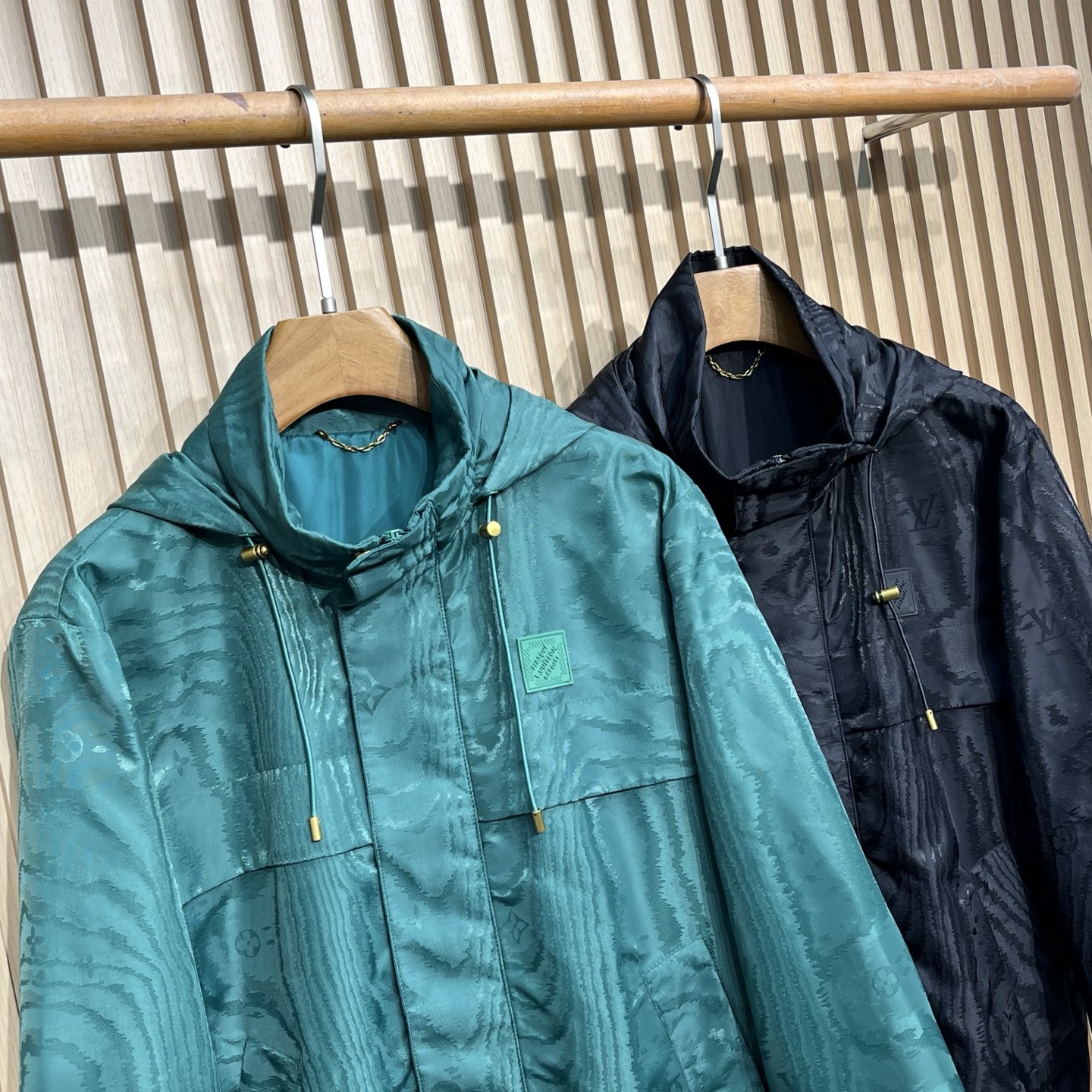 1V25FW秋冬新款密织尼龙材质防风拉链薄棉夹克，男士经典暗纹老花可收纳式连帽立领夹克外套！贸易公司渠道