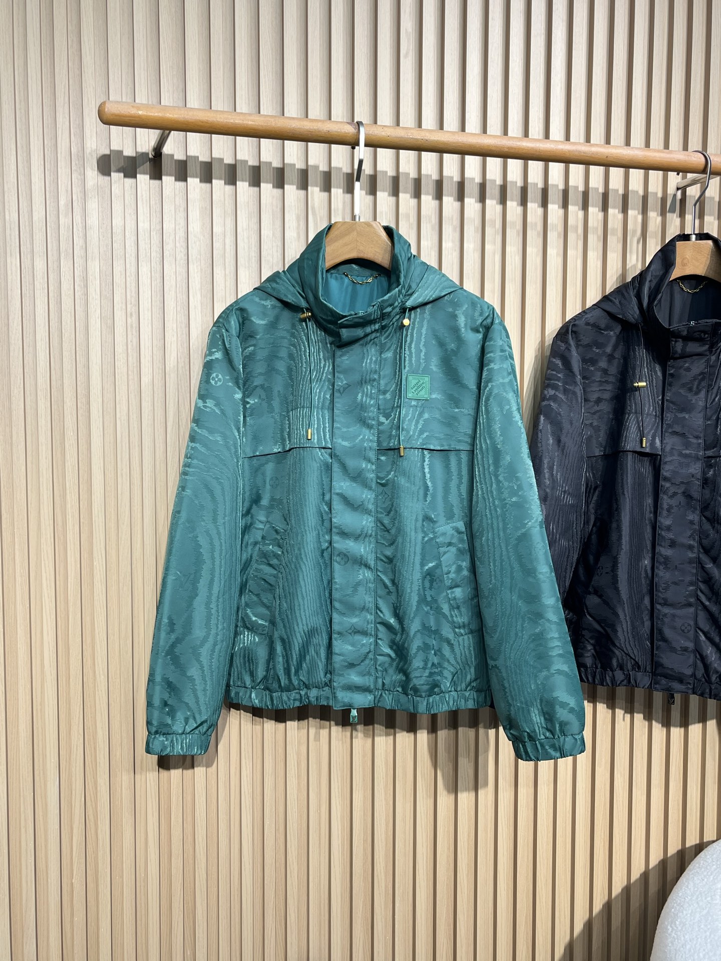 1V25FW秋冬新款密织尼龙材质防风拉链薄棉夹克，男士经典暗纹老花可收纳式连帽立领夹克外套！贸易公司渠道