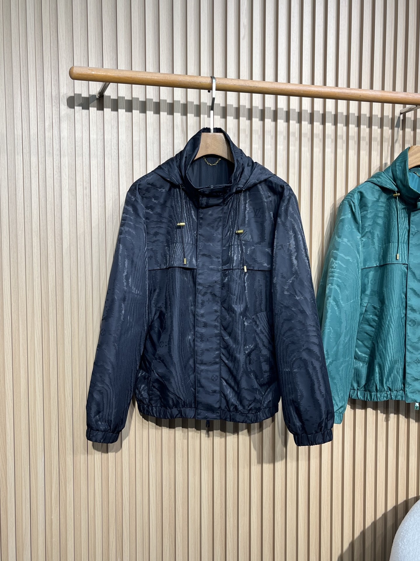 1V25FW秋冬新款密织尼龙材质防风拉链薄棉夹克，男士经典暗纹老花可收纳式连帽立领夹克外套！贸易公司渠道