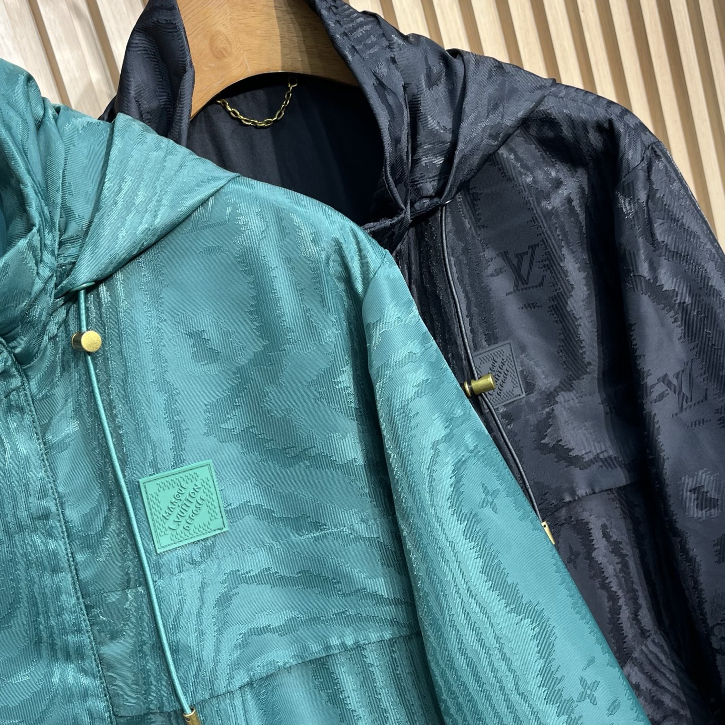 1V25FW秋冬新款密织尼龙材质防风拉链薄棉夹克，男士经典暗纹老花可收纳式连帽立领夹克外套！贸易公司渠道