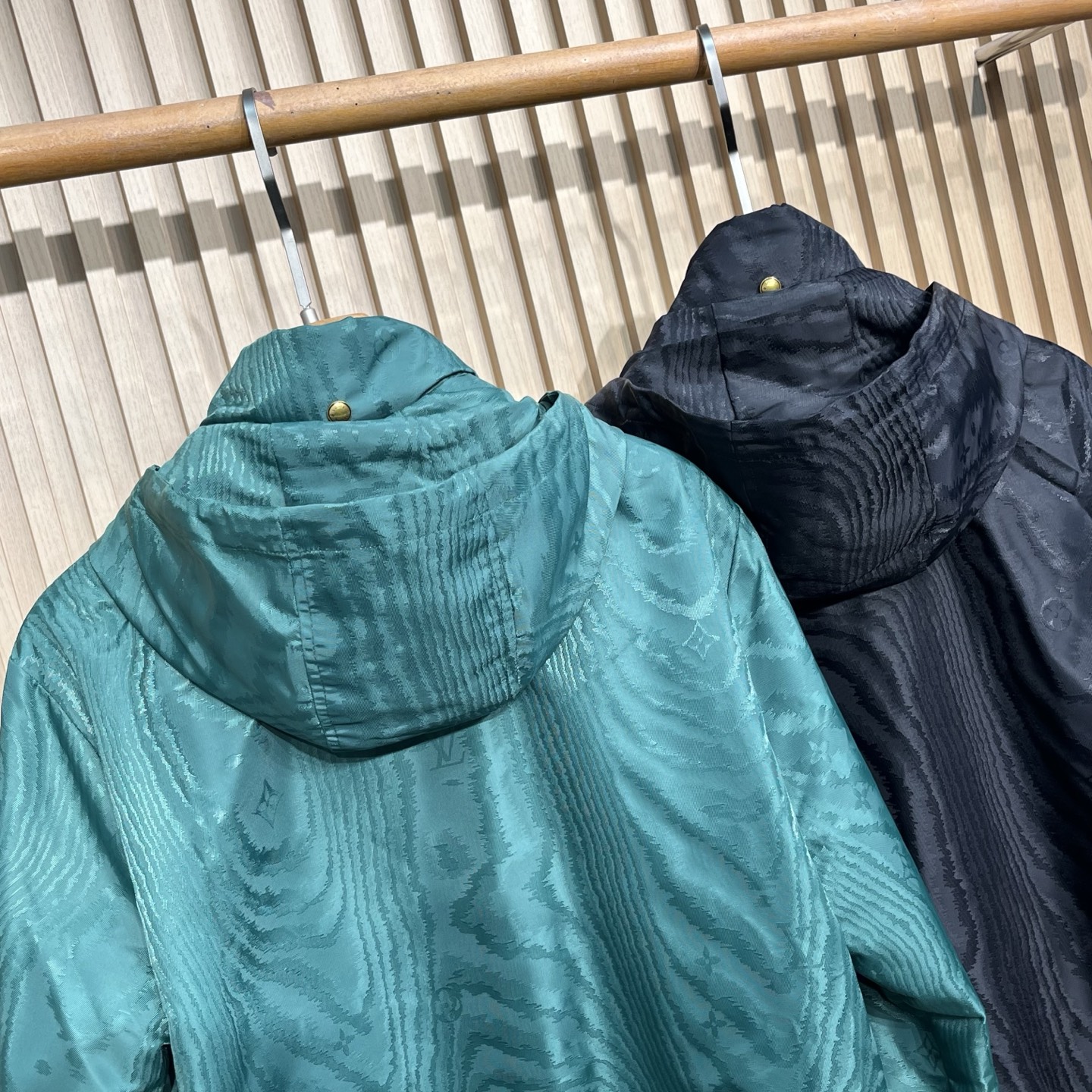 1V25FW秋冬新款密织尼龙材质防风拉链薄棉夹克，男士经典暗纹老花可收纳式连帽立领夹克外套！贸易公司渠道