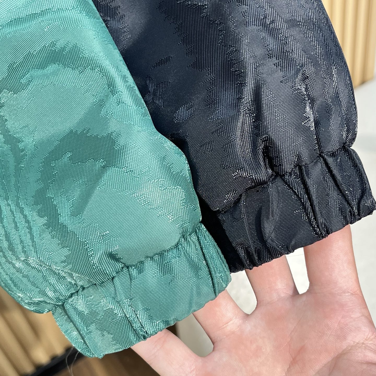 1V25FW秋冬新款密织尼龙材质防风拉链薄棉夹克，男士经典暗纹老花可收纳式连帽立领夹克外套！贸易公司渠道